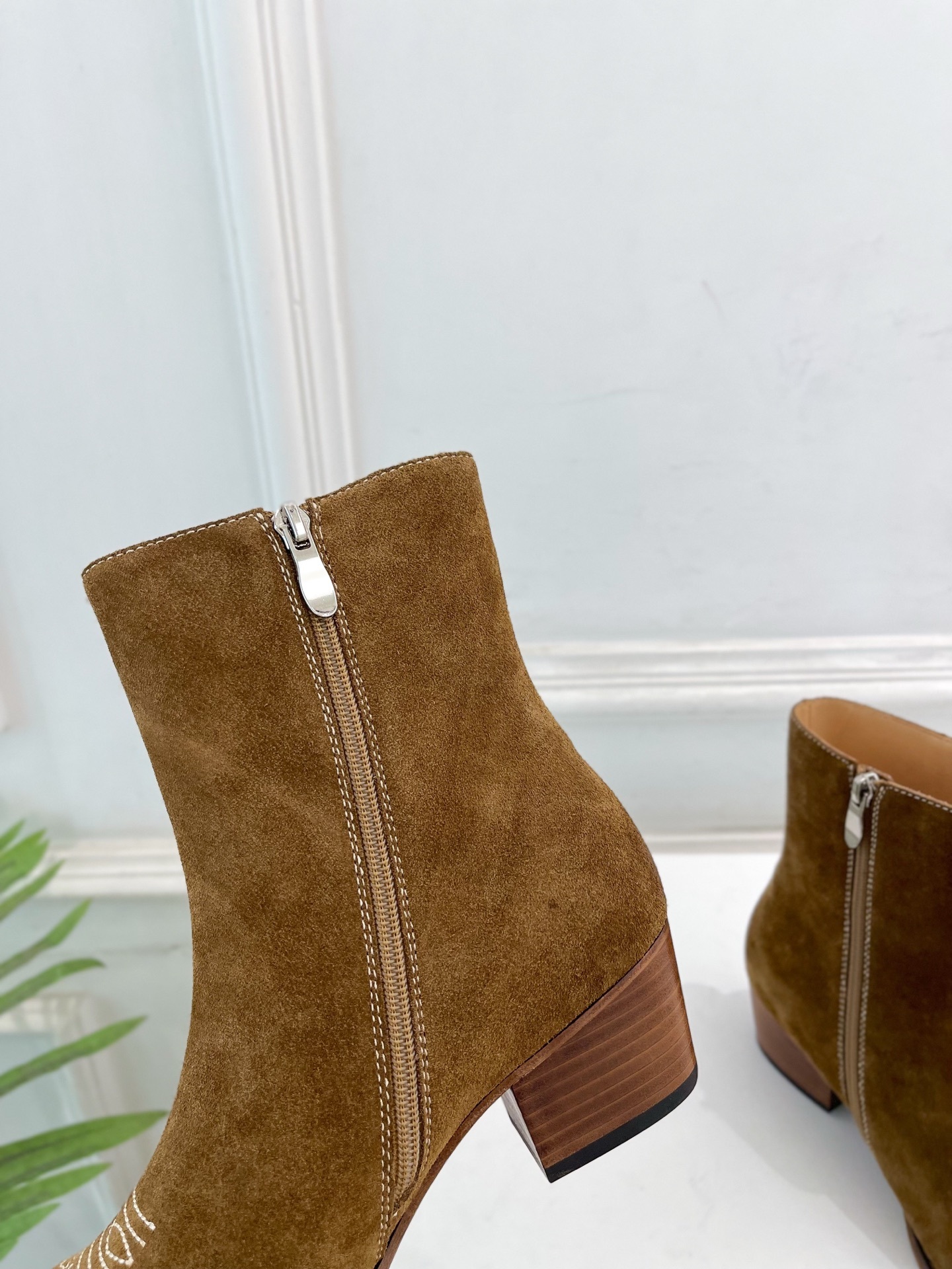 CELINE | 赛琳 25𝐬𝐬 💛2025秋冬新品 复古金属头西部粗跟短靴上新!🔜BS 这一季的赛琳真