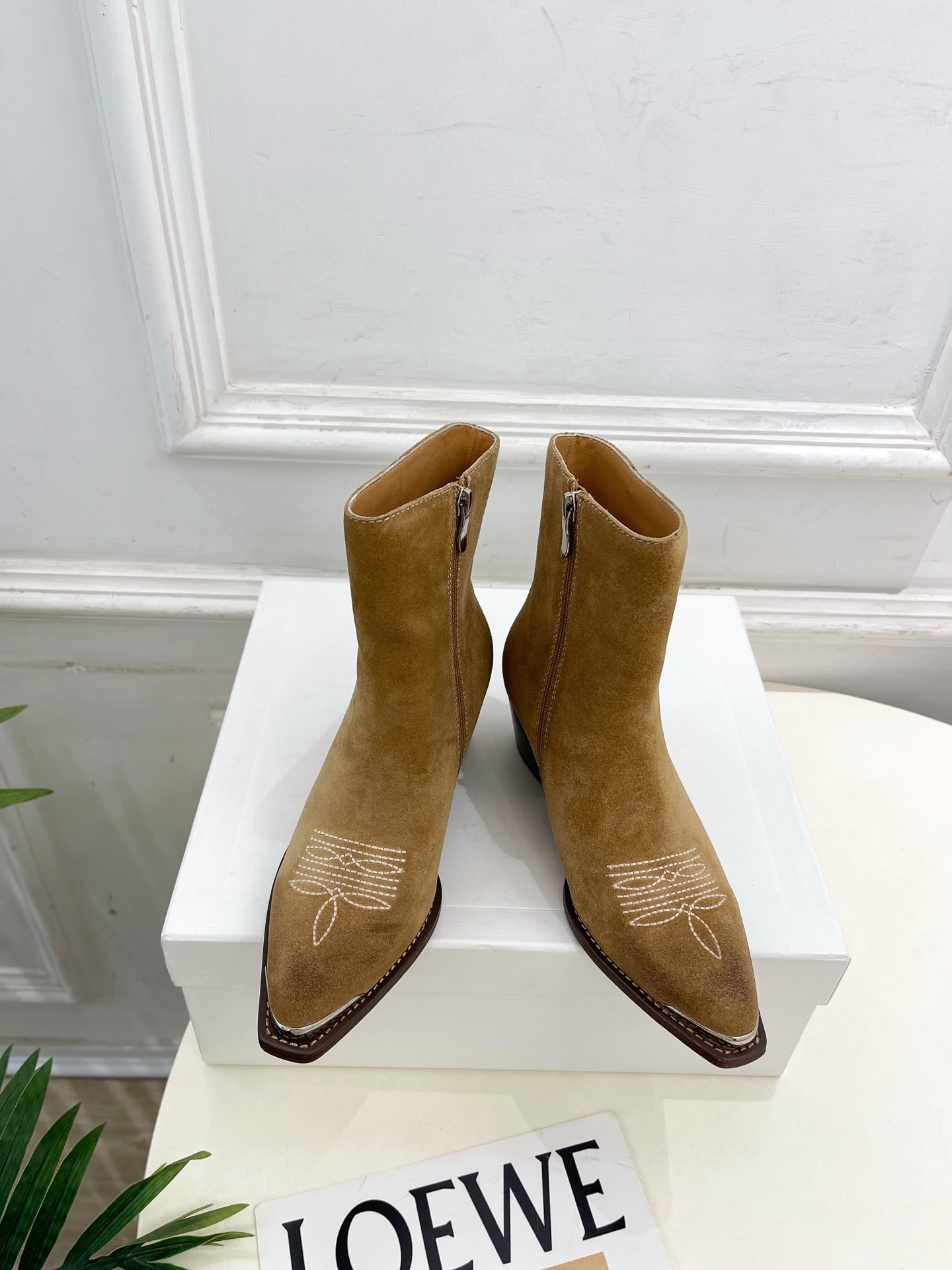 CELINE | 赛琳 25𝐬𝐬 💛2025秋冬新品 复古金属头西部粗跟短靴上新!🔜BS 这一季的赛琳真
