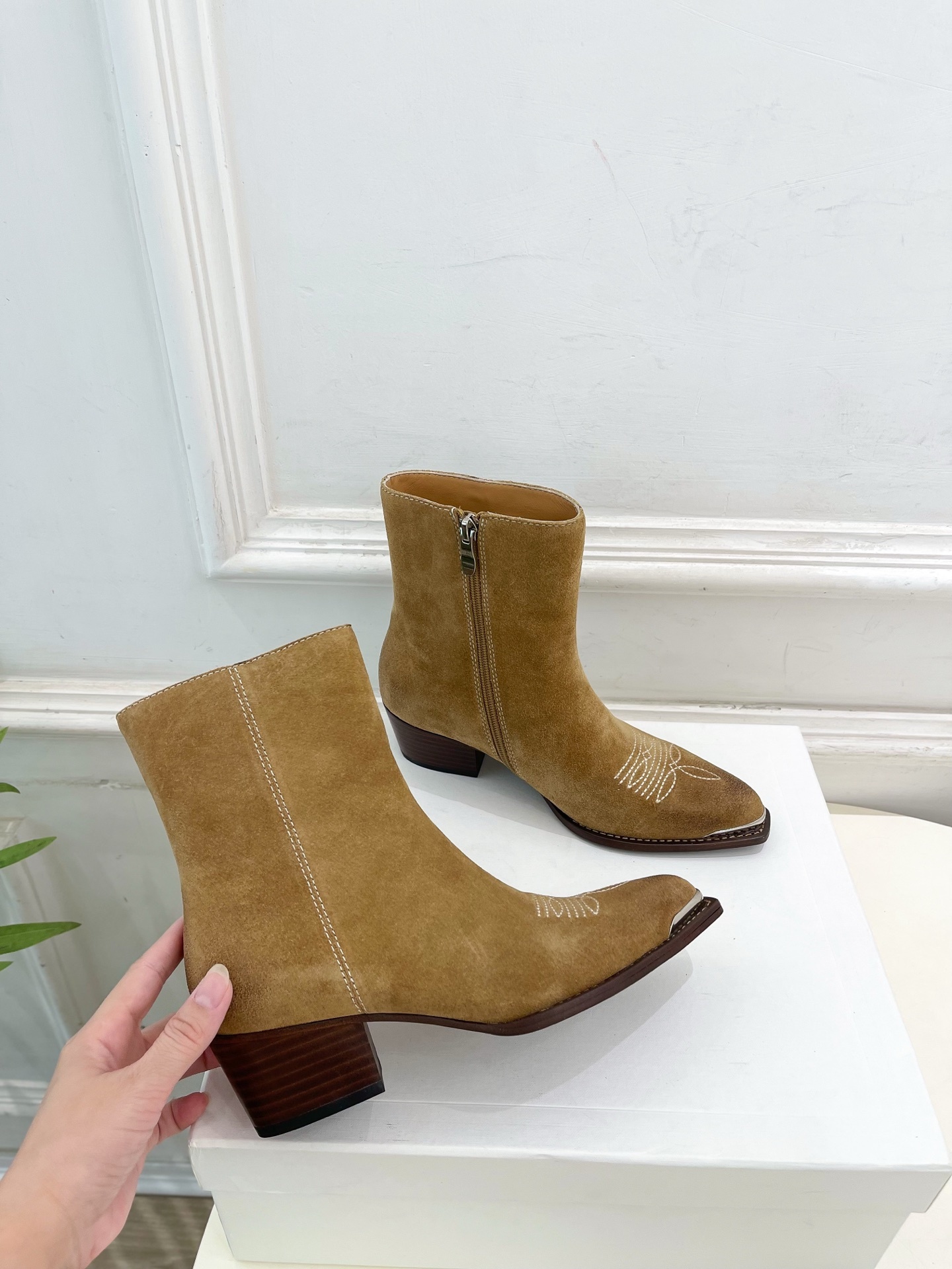CELINE | 赛琳 25𝐬𝐬 💛2025秋冬新品 复古金属头西部粗跟短靴上新!🔜BS 这一季的赛琳真