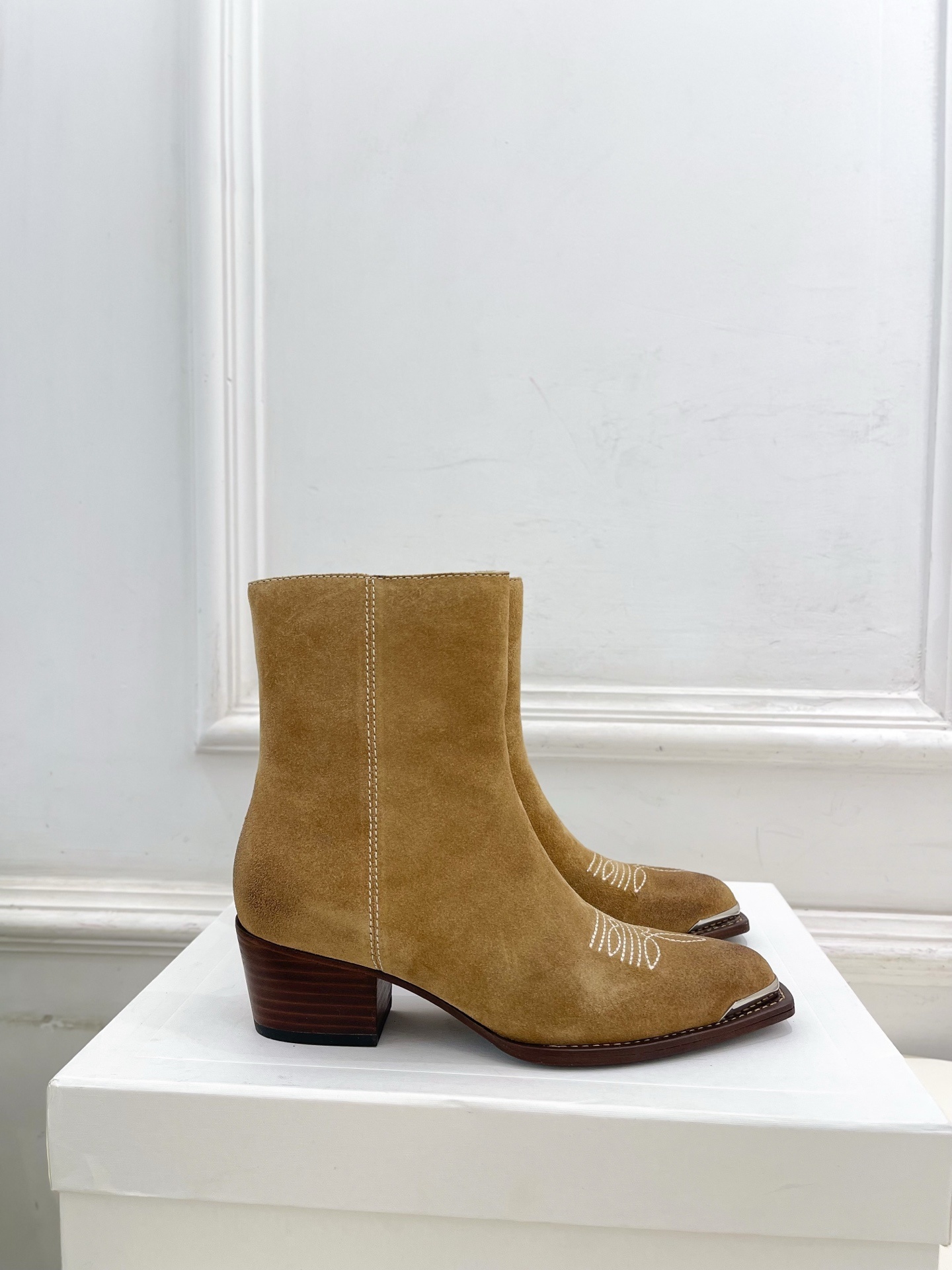 CELINE | 赛琳 25𝐬𝐬 💛2025秋冬新品 复古金属头西部粗跟短靴上新!🔜BS 这一季的赛琳真