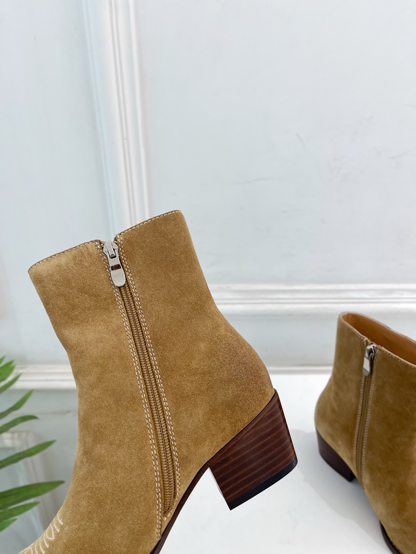 CELINE | 赛琳 25𝐬𝐬 💛2025秋冬新品 复古金属头西部粗跟短靴上新!🔜BS 这一季的赛琳真
