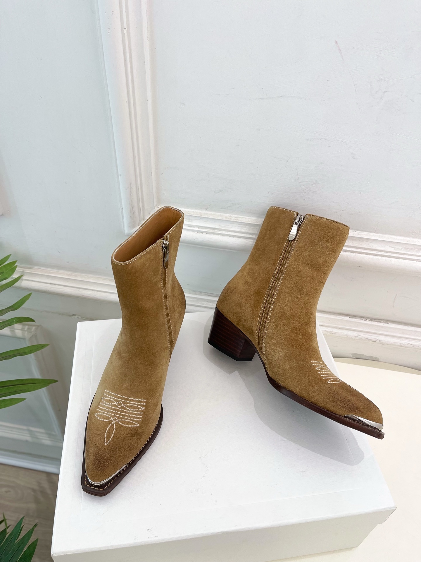 CELINE | 赛琳 25𝐬𝐬 💛2025秋冬新品 复古金属头西部粗跟短靴上新!🔜BS 这一季的赛琳真