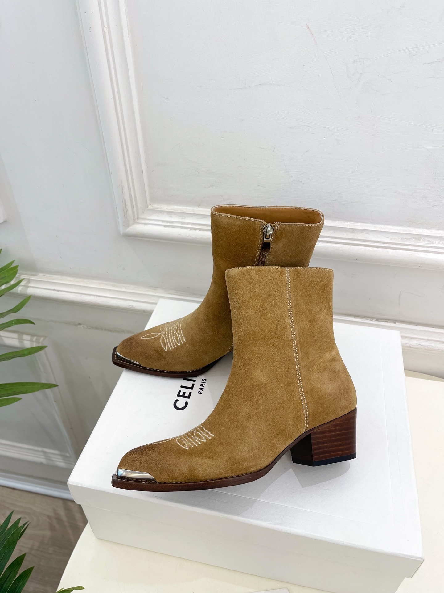 CELINE | 赛琳 25𝐬𝐬 💛2025秋冬新品 复古金属头西部粗跟短靴上新!🔜BS 这一季的赛琳真