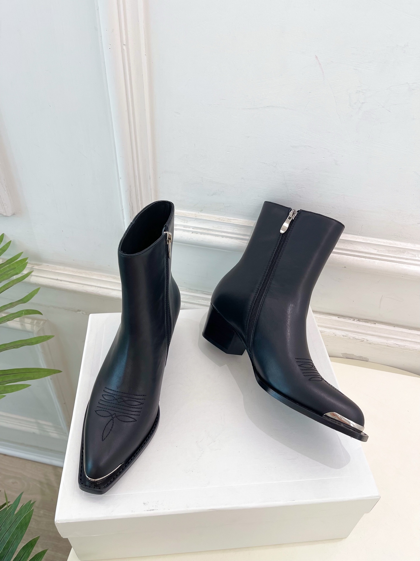 CELINE | 赛琳 25𝐬𝐬 💛2025秋冬新品 复古金属头西部粗跟短靴上新!🔜BS 这一季的赛琳真
