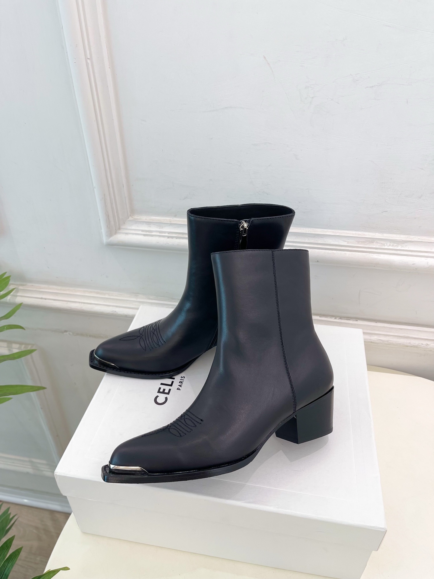 CELINE | 赛琳 25𝐬𝐬 💛2025秋冬新品 复古金属头西部粗跟短靴上新!🔜BS 这一季的赛琳真