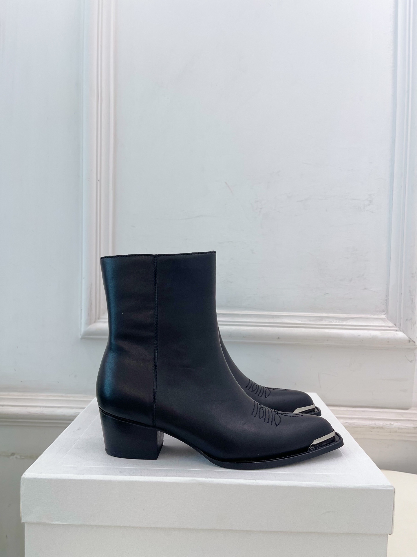CELINE | 赛琳 25𝐬𝐬 💛2025秋冬新品 复古金属头西部粗跟短靴上新!🔜BS 这一季的赛琳真