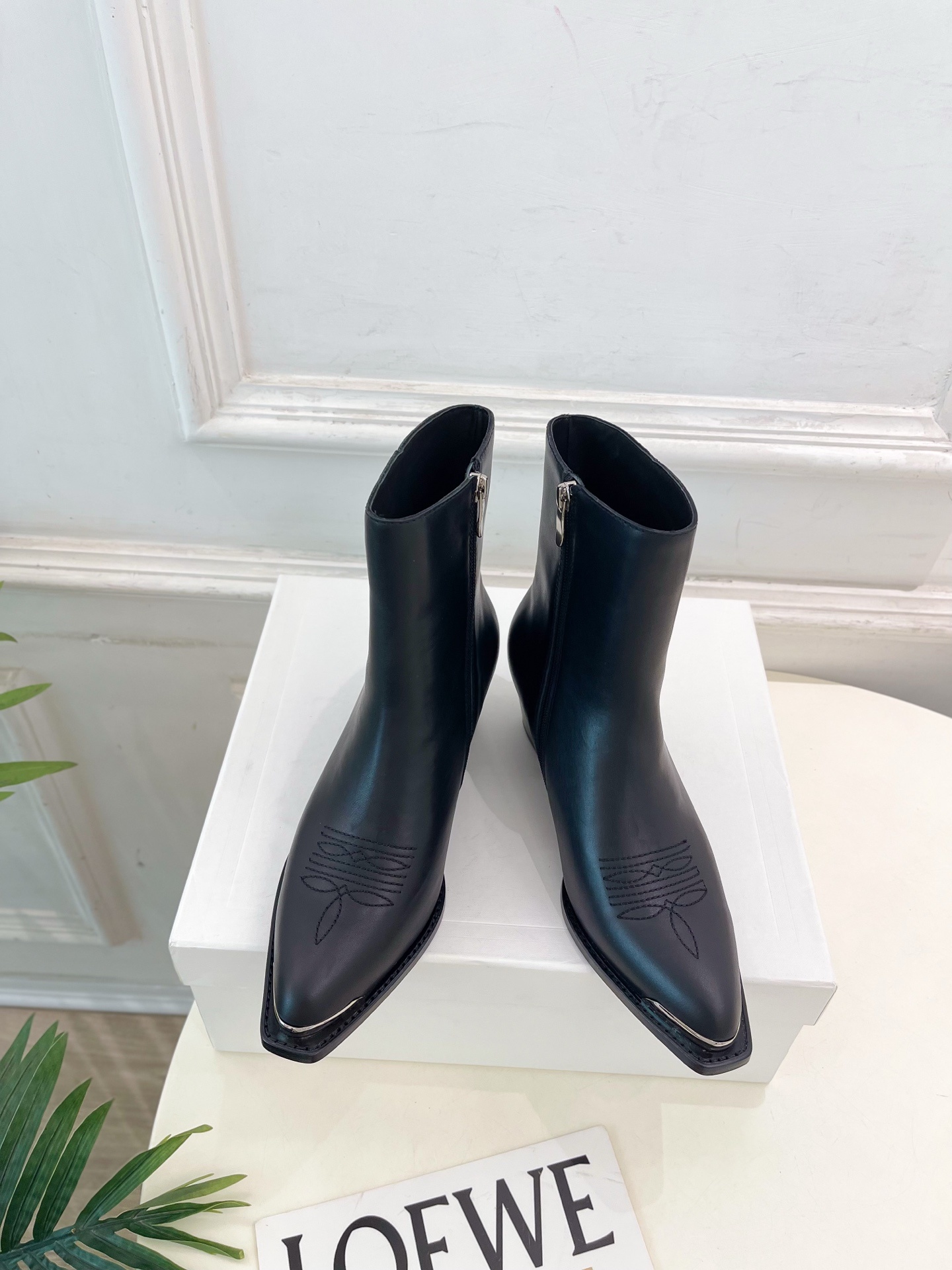 CELINE | 赛琳 25𝐬𝐬 💛2025秋冬新品 复古金属头西部粗跟短靴上新!🔜BS 这一季的赛琳真