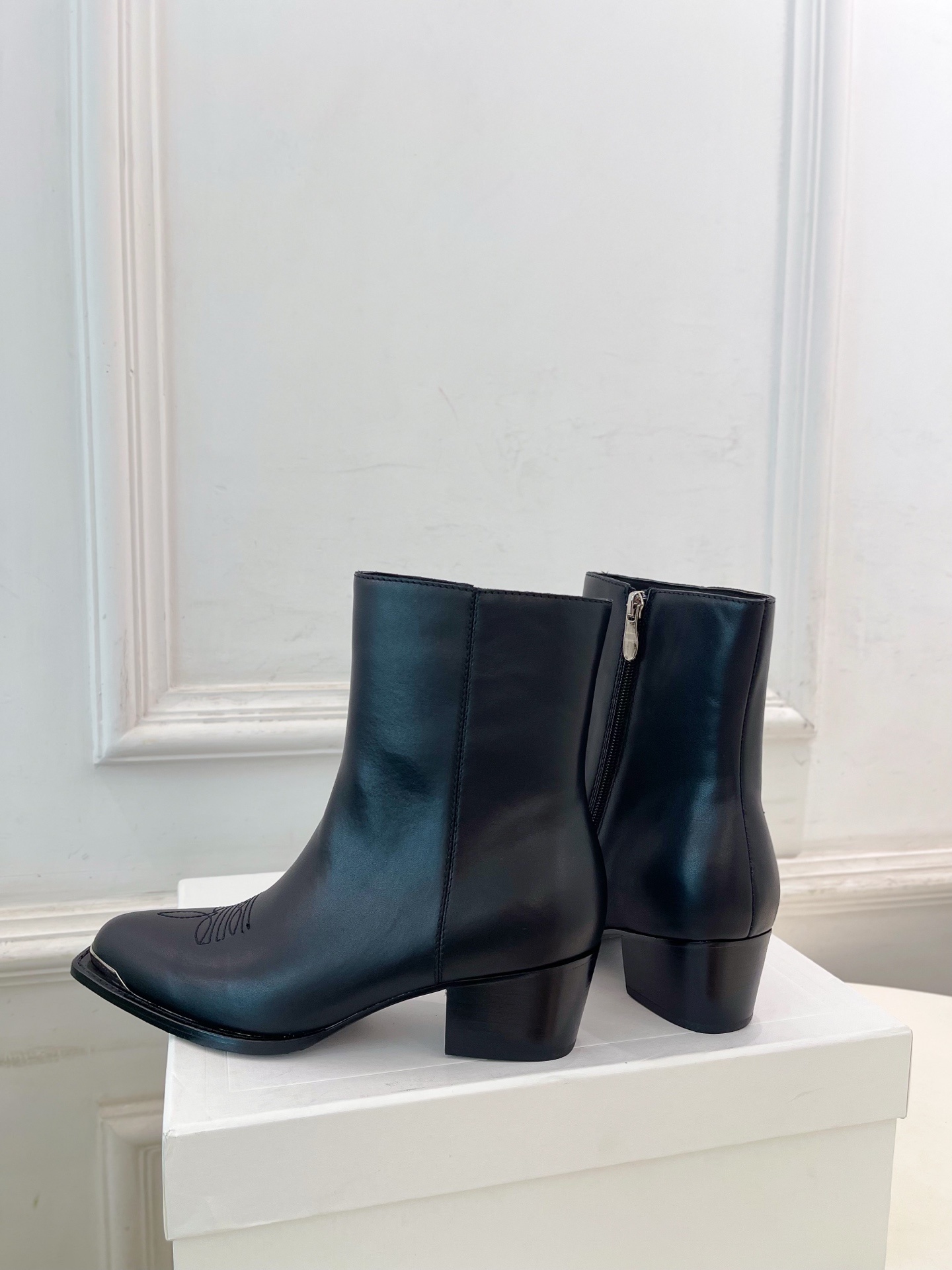 CELINE | 赛琳 25𝐬𝐬 💛2025秋冬新品 复古金属头西部粗跟短靴上新!🔜BS 这一季的赛琳真