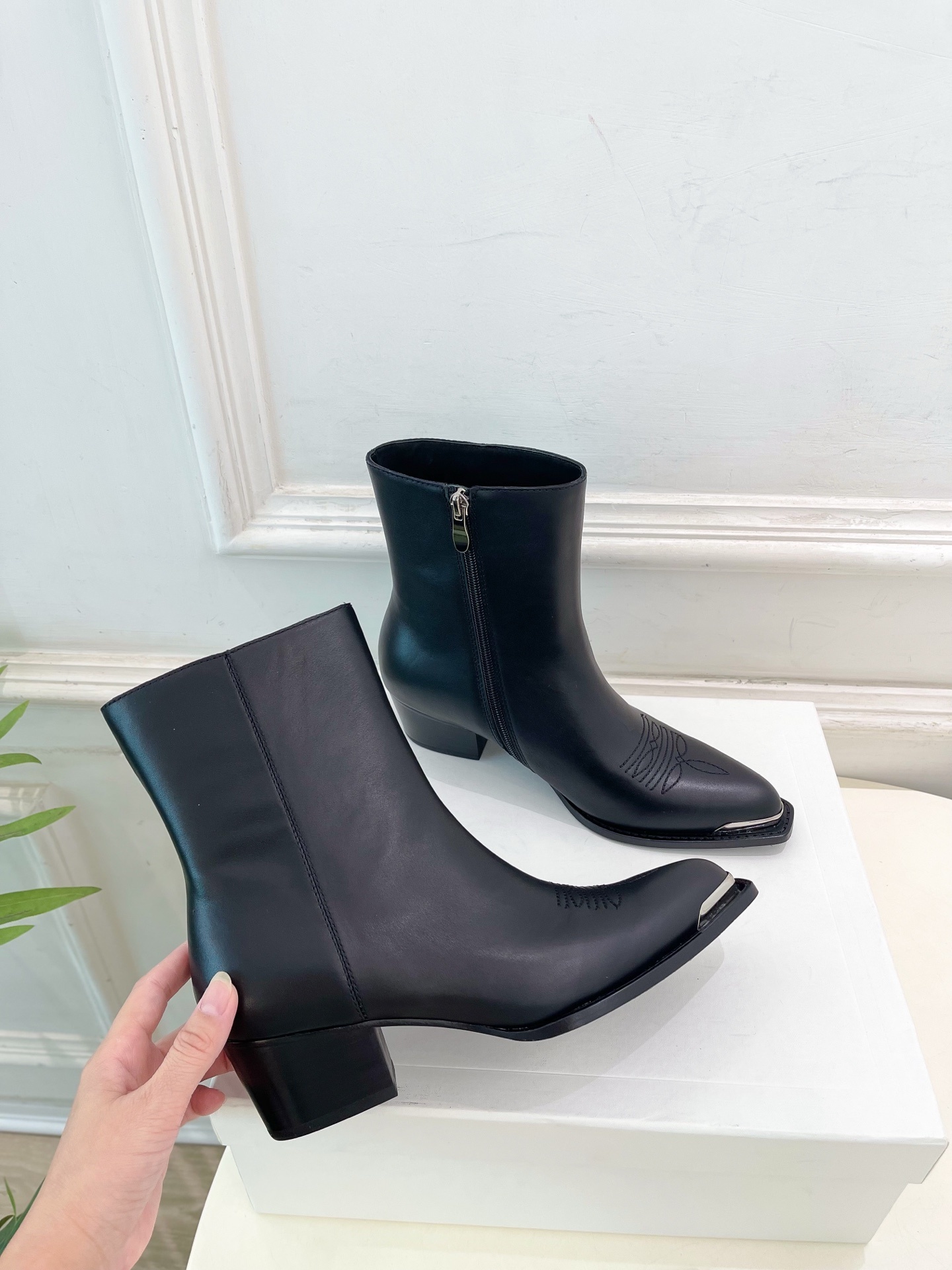 CELINE | 赛琳 25𝐬𝐬 💛2025秋冬新品 复古金属头西部粗跟短靴上新!🔜BS 这一季的赛琳真