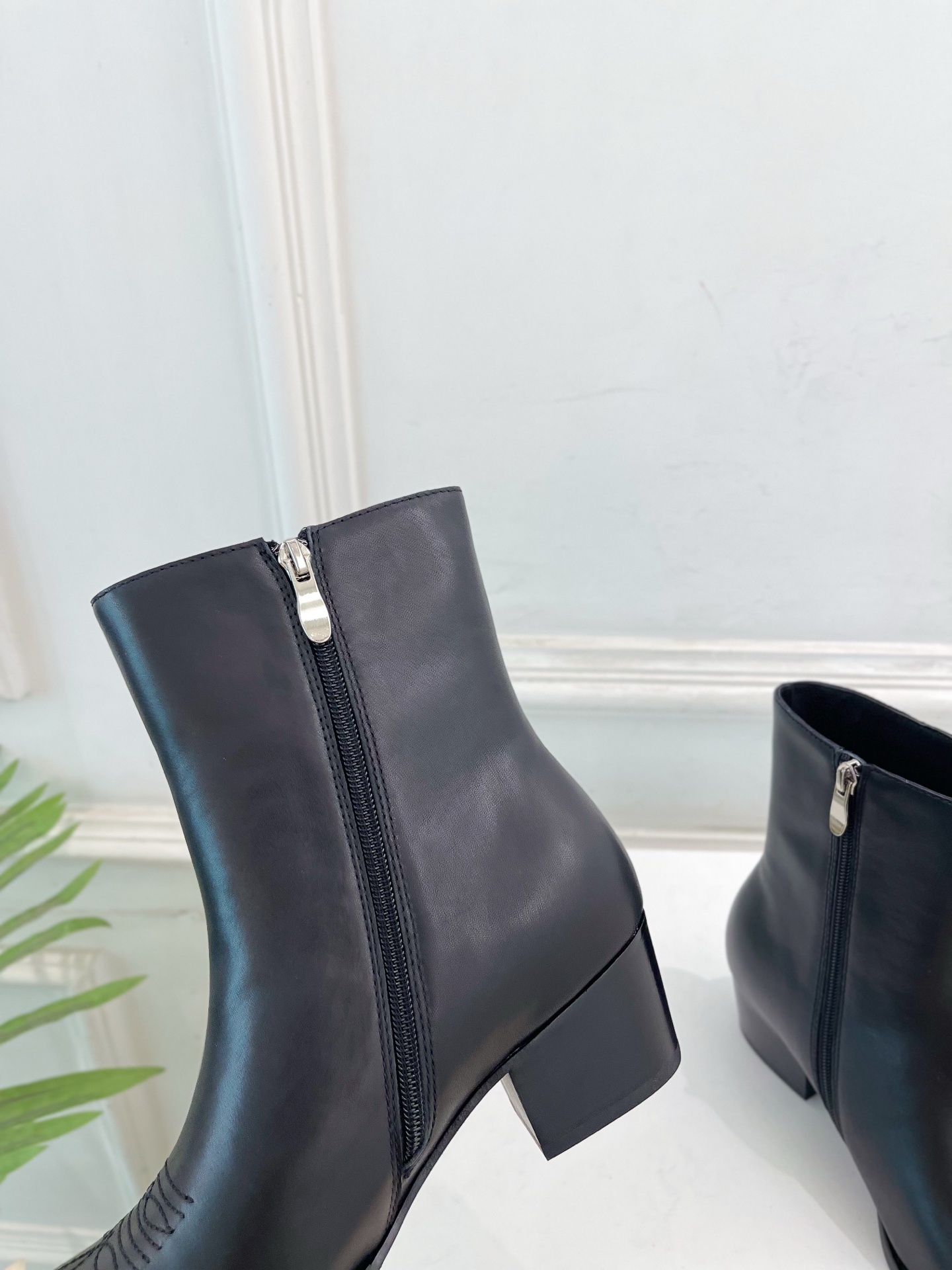 CELINE | 赛琳 25𝐬𝐬 💛2025秋冬新品 复古金属头西部粗跟短靴上新!🔜BS 这一季的赛琳真