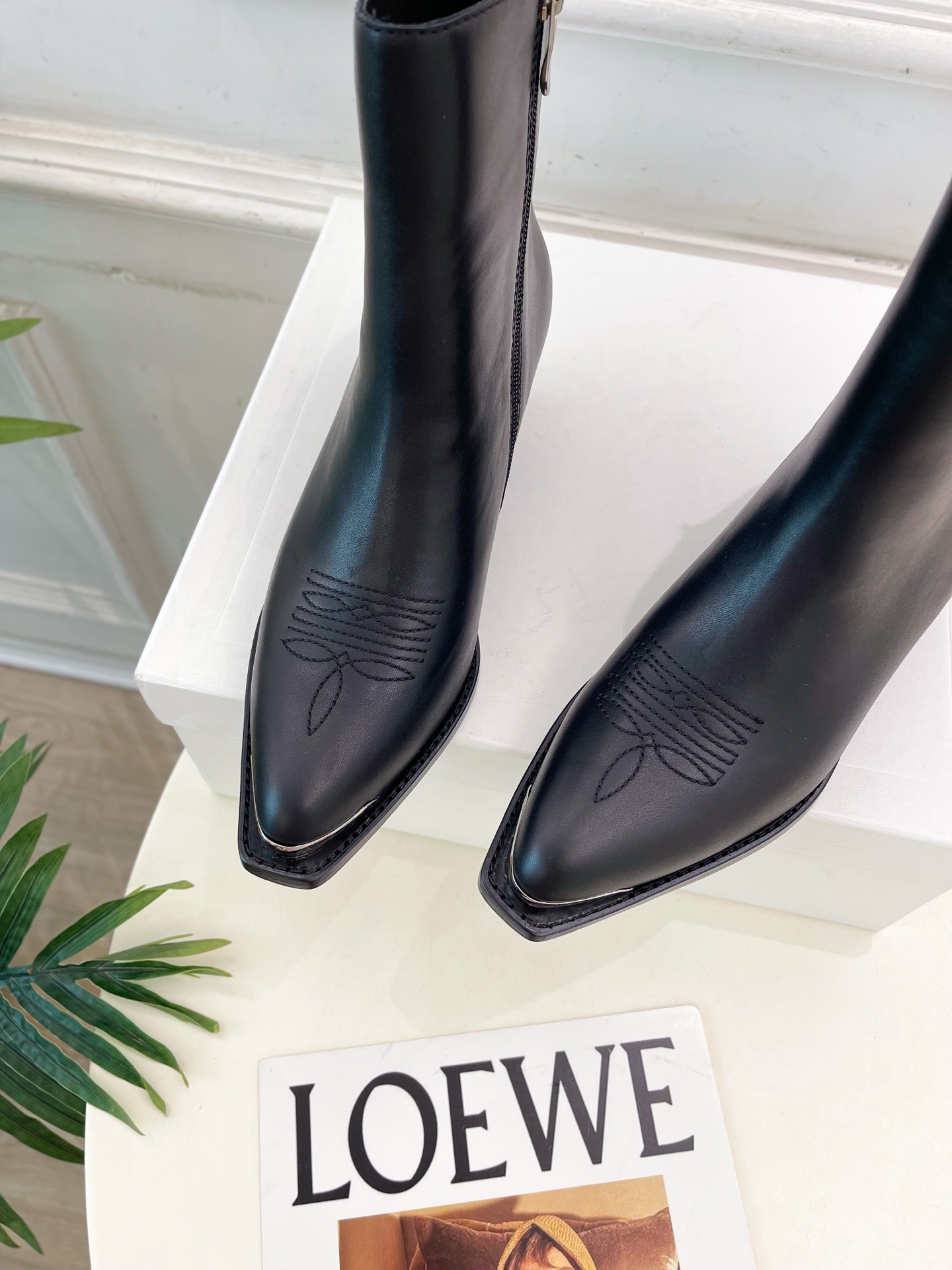 CELINE | 赛琳 25𝐬𝐬 💛2025秋冬新品 复古金属头西部粗跟短靴上新!🔜BS 这一季的赛琳真
