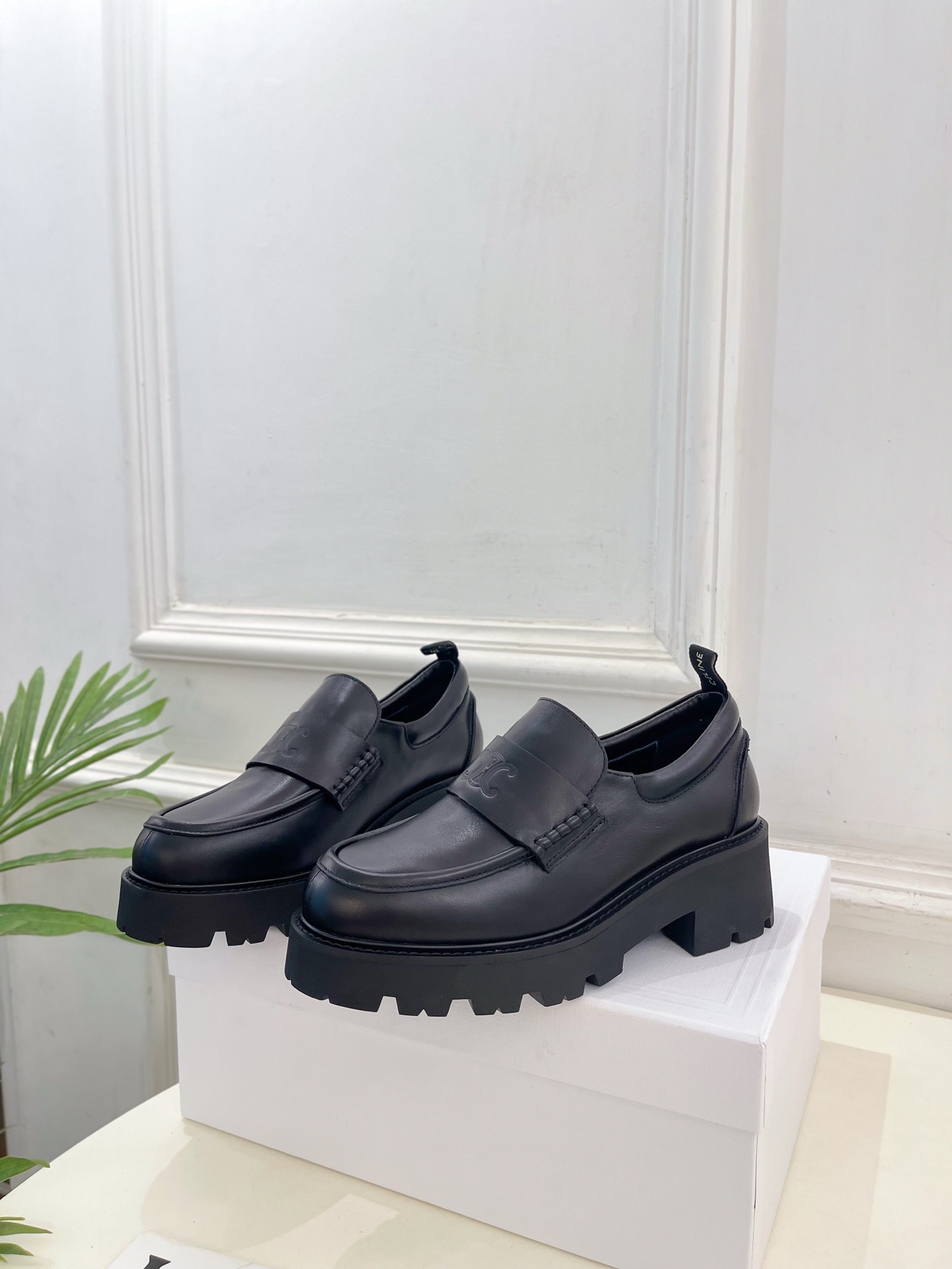 CELINE | 赛琳 25𝐬𝐬 💛2025秋冬新品 凯旋门TRIOMPHE厚底复古乐福鞋上新!🔜BS