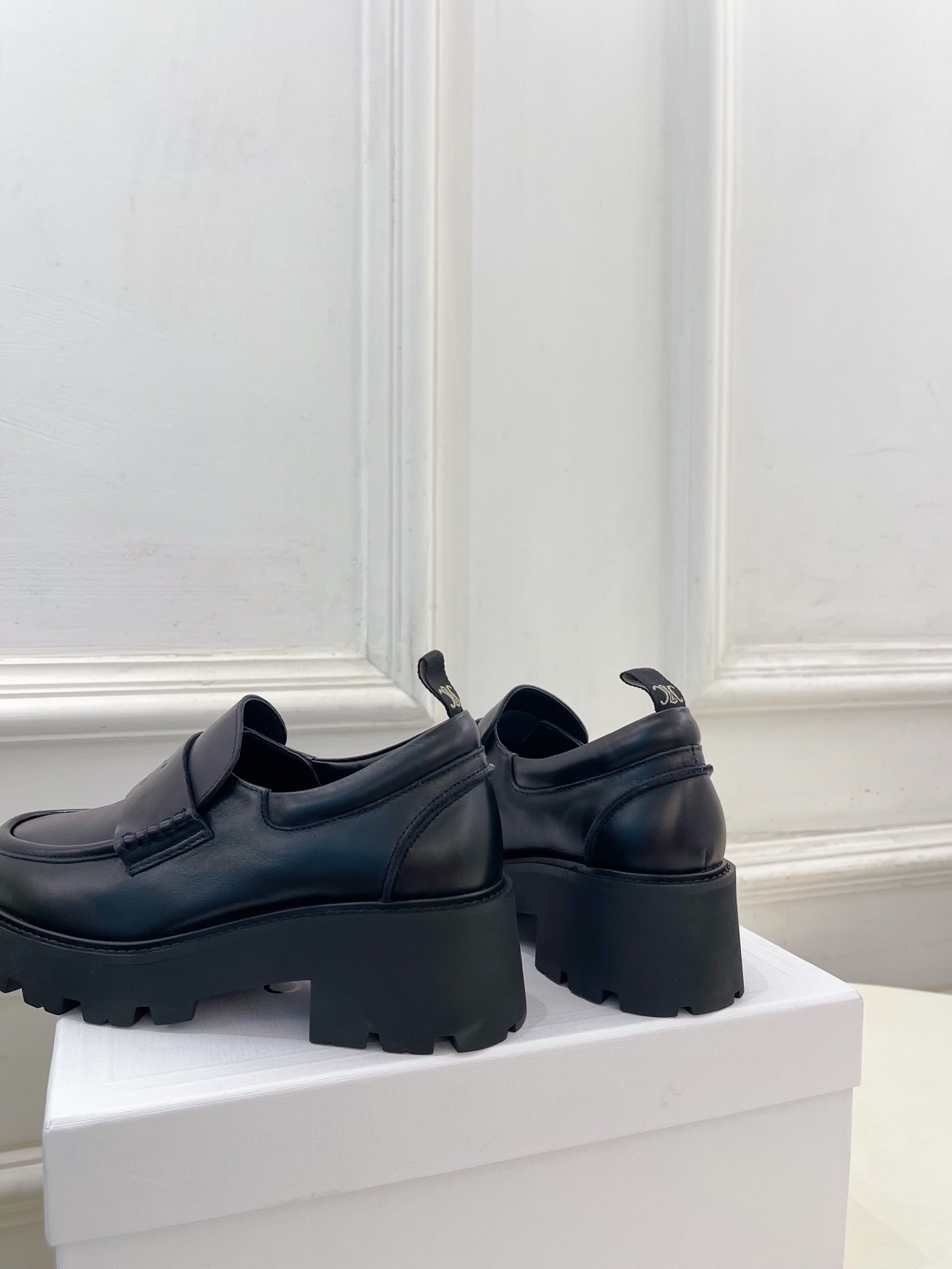 CELINE | 赛琳 25𝐬𝐬 💛2025秋冬新品 凯旋门TRIOMPHE厚底复古乐福鞋上新!🔜BS