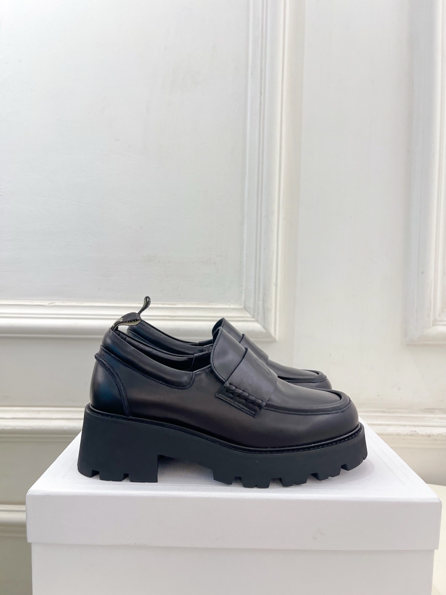 CELINE | 赛琳 25𝐬𝐬 💛2025秋冬新品 凯旋门TRIOMPHE厚底复古乐福鞋上新!🔜BS
