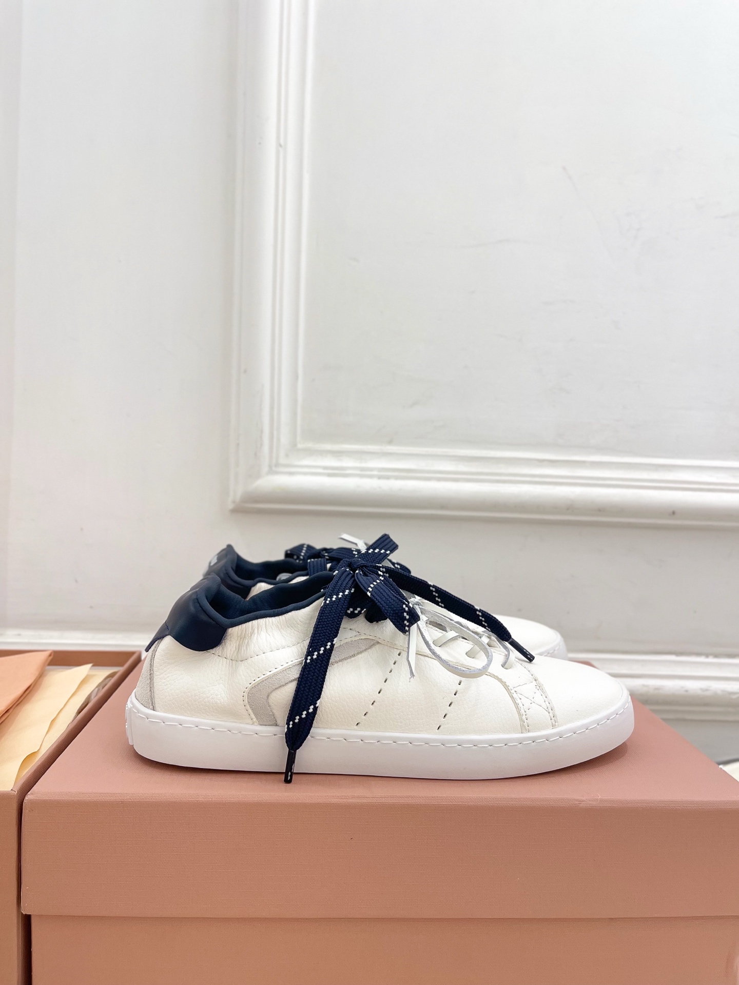 Miu Miu | 缪缪 25𝐬𝐬🖤2025秋冬新品 专柜主打最新走秀款 系带拼色小白鞋 休闲鞋火爆上新