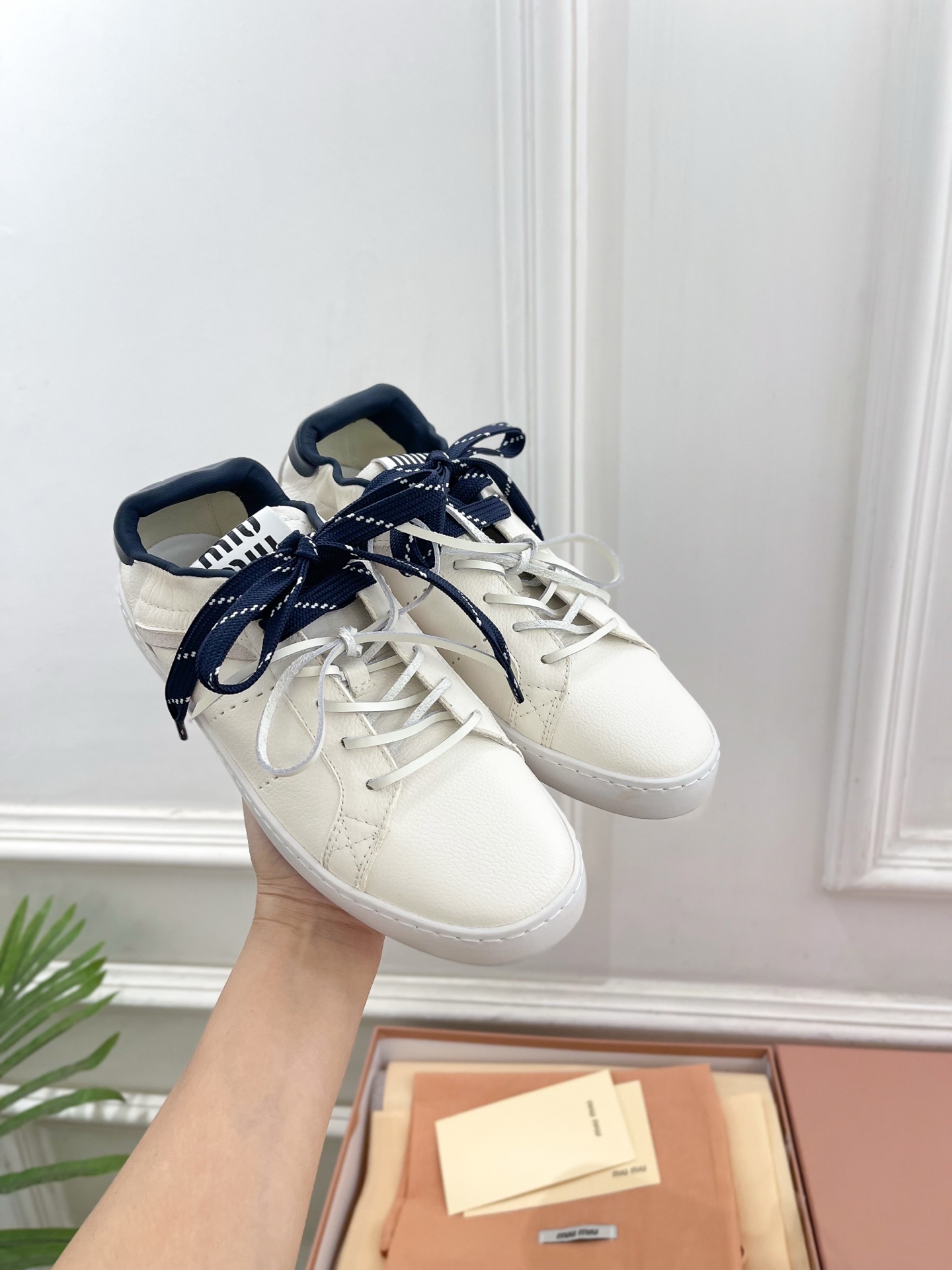 Miu Miu | 缪缪 25𝐬𝐬🖤2025秋冬新品 专柜主打最新走秀款 系带拼色小白鞋 休闲鞋火爆上新