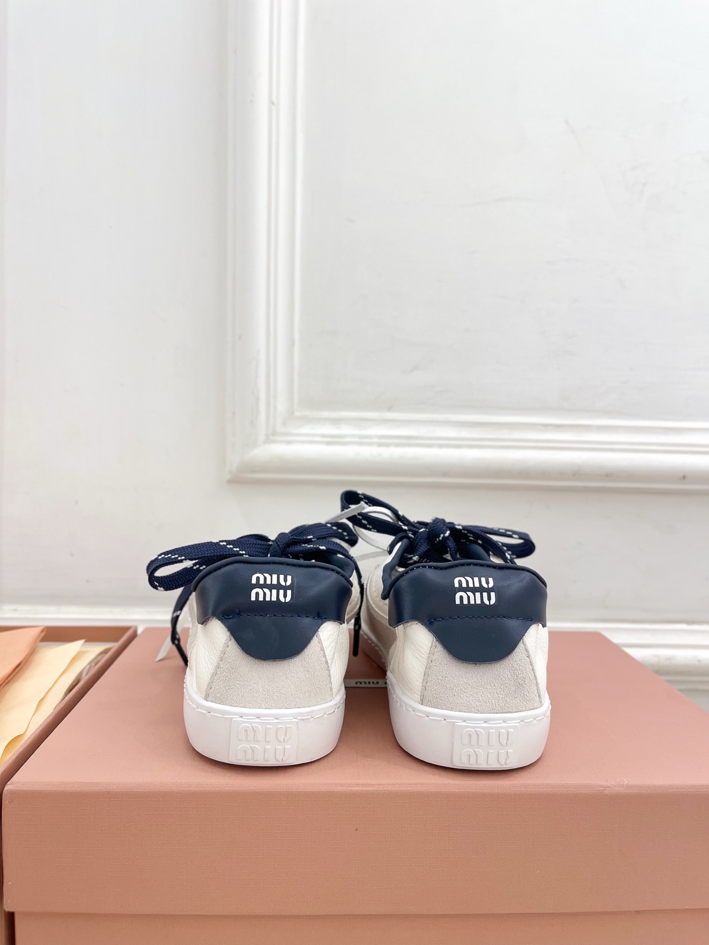 Miu Miu | 缪缪 25𝐬𝐬🖤2025秋冬新品 专柜主打最新走秀款 系带拼色小白鞋 休闲鞋火爆上新