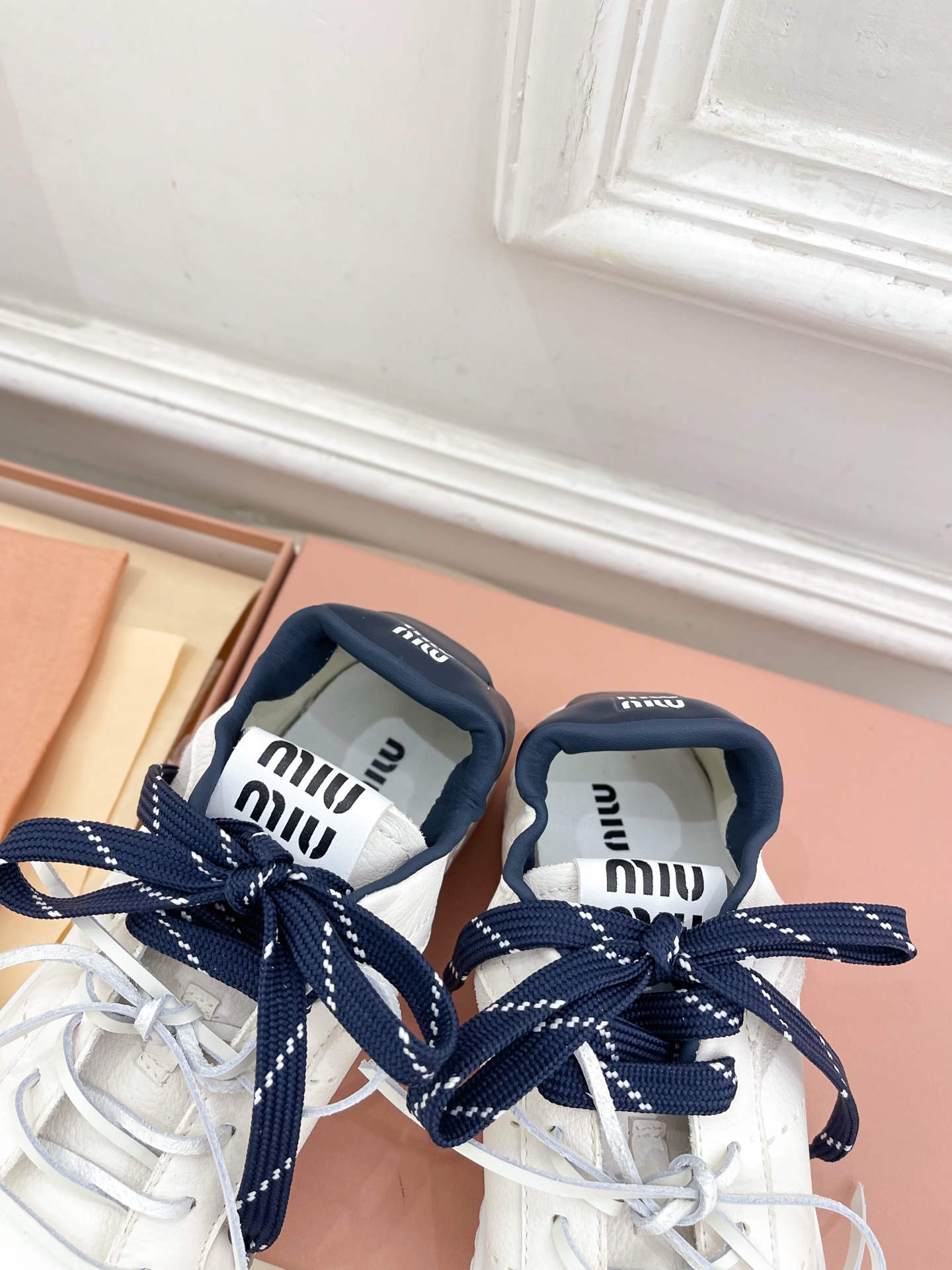 Miu Miu | 缪缪 25𝐬𝐬🖤2025秋冬新品 专柜主打最新走秀款 系带拼色小白鞋 休闲鞋火爆上新