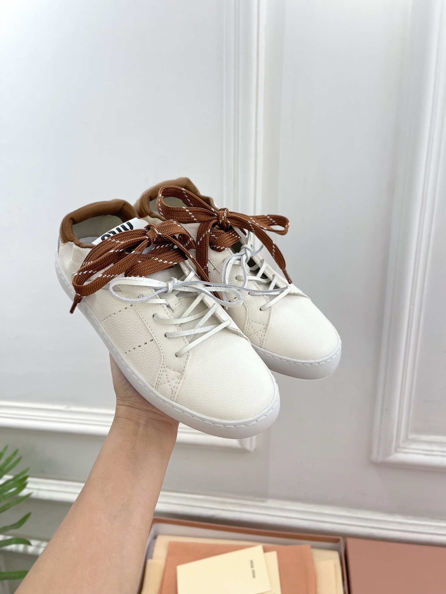 Miu Miu | 缪缪 25𝐬𝐬🖤2025秋冬新品 专柜主打最新走秀款 系带拼色小白鞋 休闲鞋火爆上新