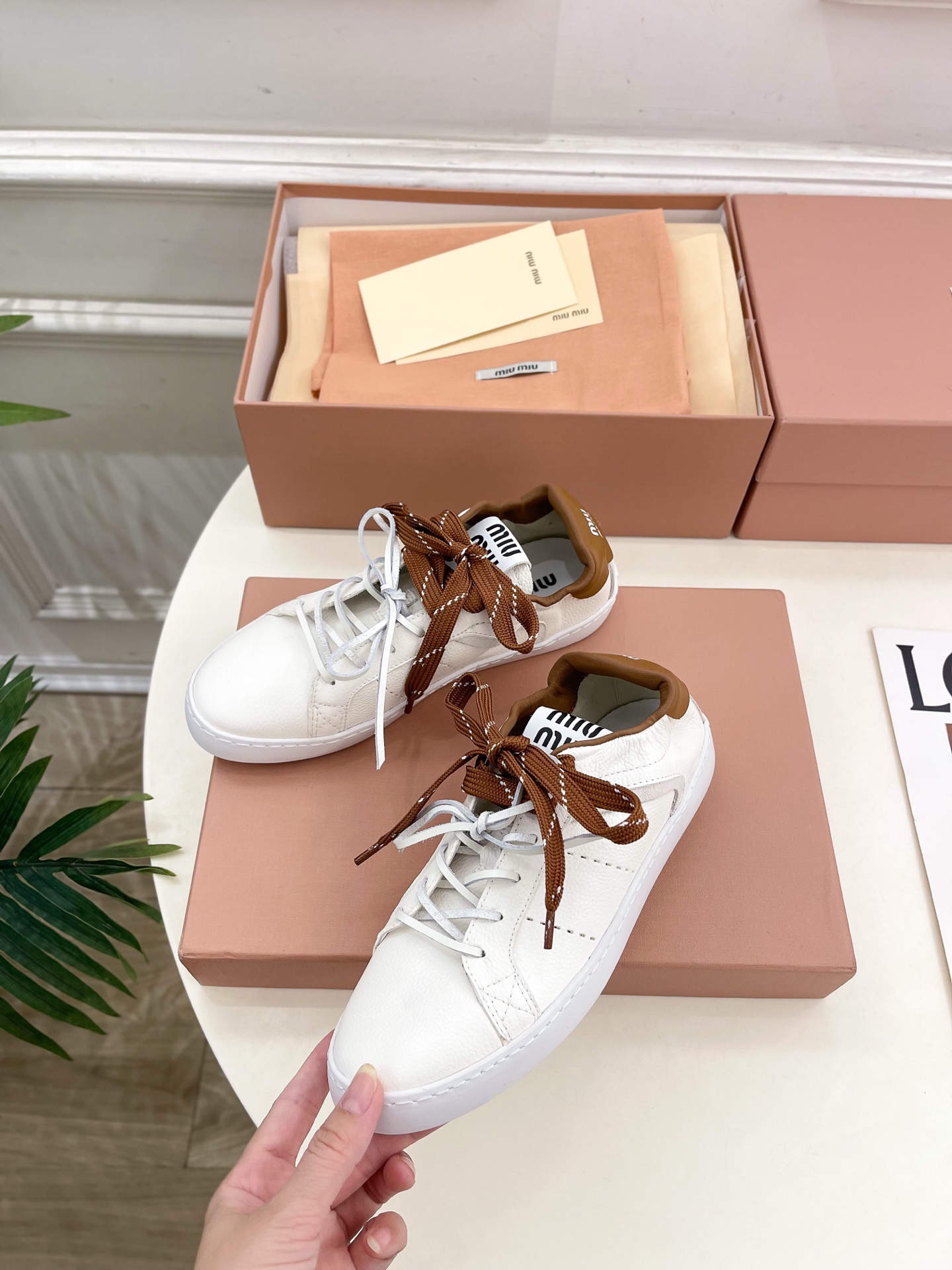 Miu Miu | 缪缪 25𝐬𝐬🖤2025秋冬新品 专柜主打最新走秀款 系带拼色小白鞋 休闲鞋火爆上新