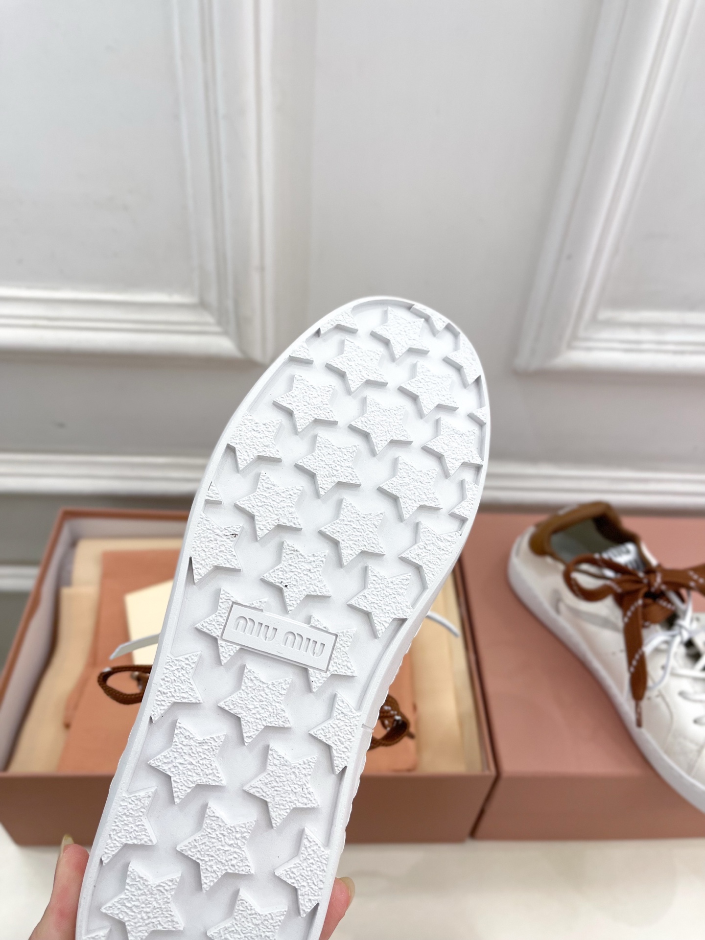 Miu Miu | 缪缪 25𝐬𝐬🖤2025秋冬新品 专柜主打最新走秀款 系带拼色小白鞋 休闲鞋火爆上新