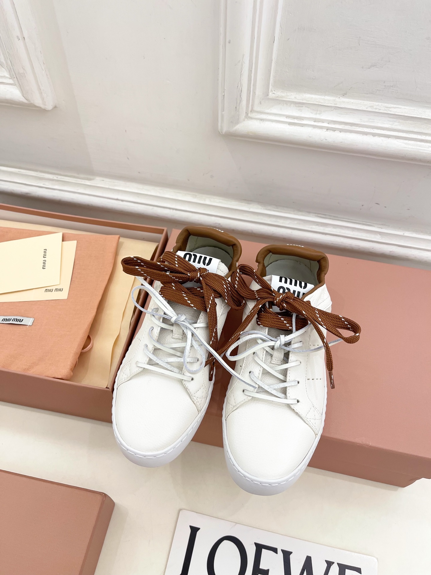 Miu Miu | 缪缪 25𝐬𝐬🖤2025秋冬新品 专柜主打最新走秀款 系带拼色小白鞋 休闲鞋火爆上新