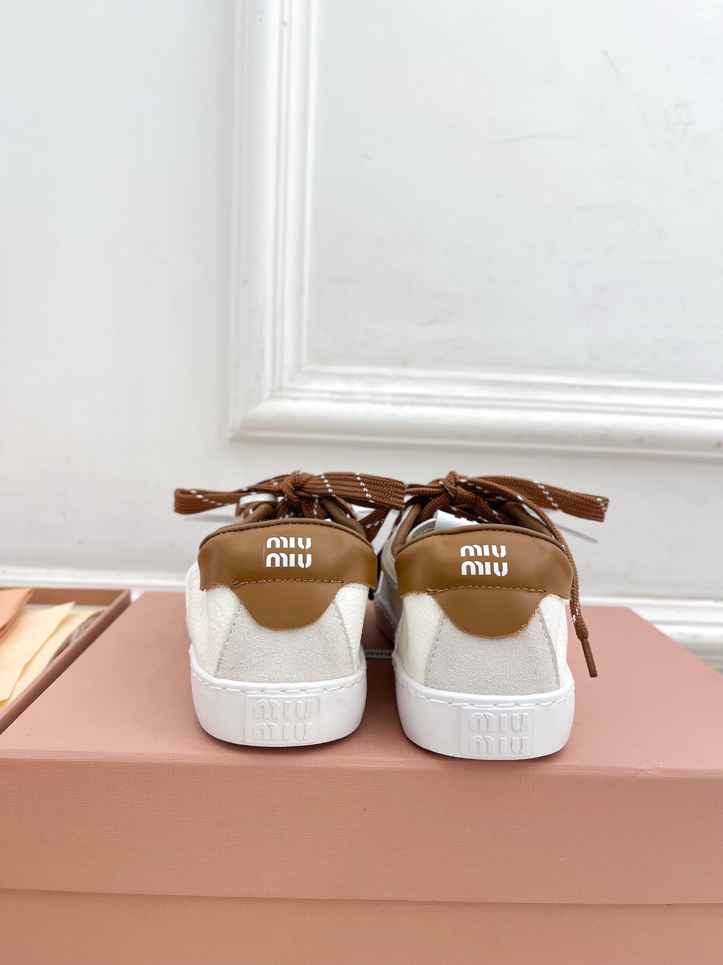 Miu Miu | 缪缪 25𝐬𝐬🖤2025秋冬新品 专柜主打最新走秀款 系带拼色小白鞋 休闲鞋火爆上新