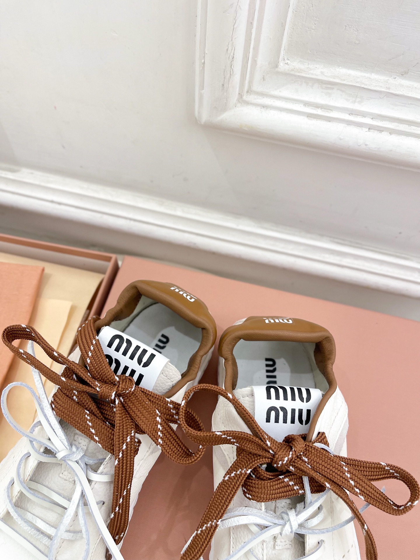 Miu Miu | 缪缪 25𝐬𝐬🖤2025秋冬新品 专柜主打最新走秀款 系带拼色小白鞋 休闲鞋火爆上新