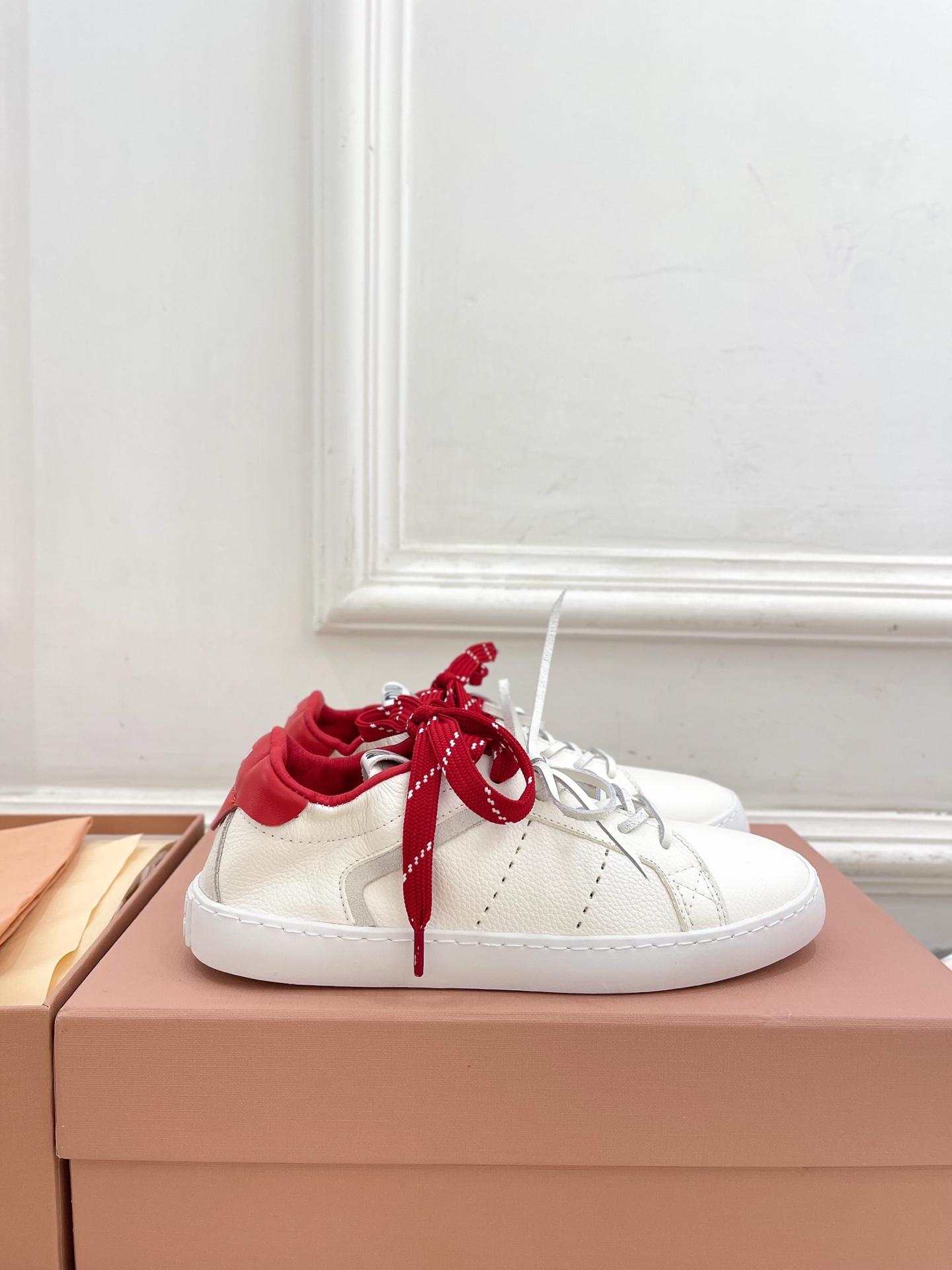 Miu Miu | 缪缪 25𝐬𝐬🖤2025秋冬新品 专柜主打最新走秀款 系带拼色小白鞋 休闲鞋火爆上新