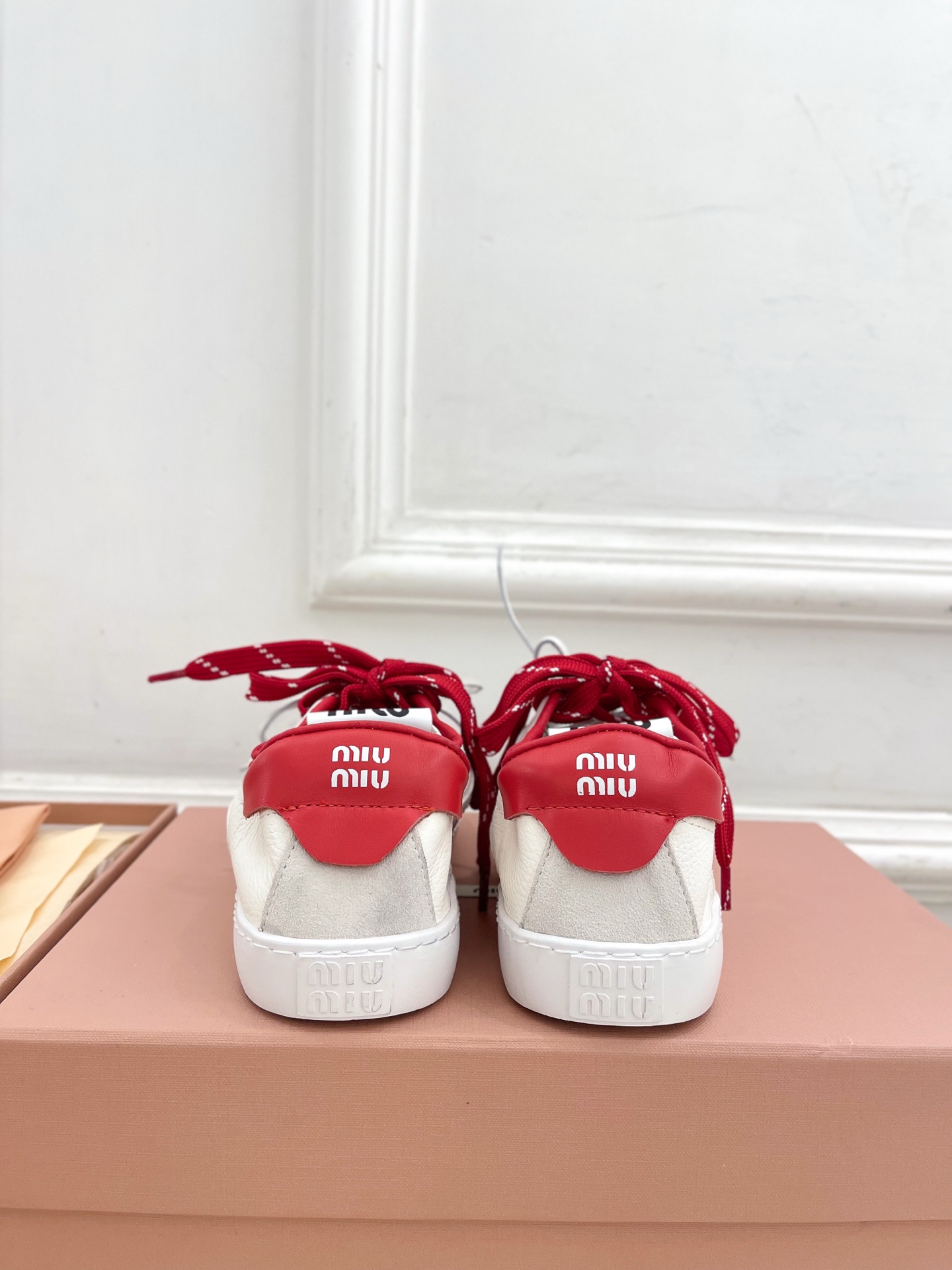 Miu Miu | 缪缪 25𝐬𝐬🖤2025秋冬新品 专柜主打最新走秀款 系带拼色小白鞋 休闲鞋火爆上新