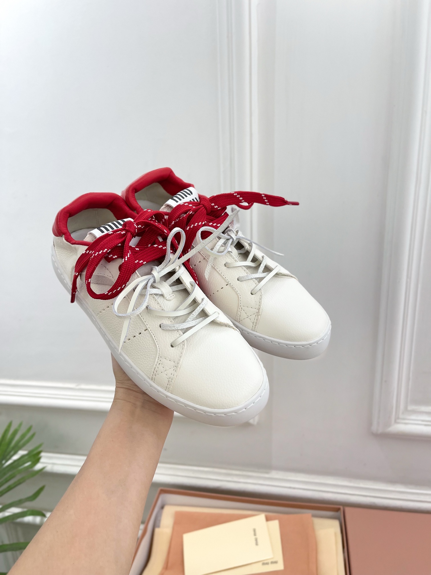 Miu Miu | 缪缪 25𝐬𝐬🖤2025秋冬新品 专柜主打最新走秀款 系带拼色小白鞋 休闲鞋火爆上新