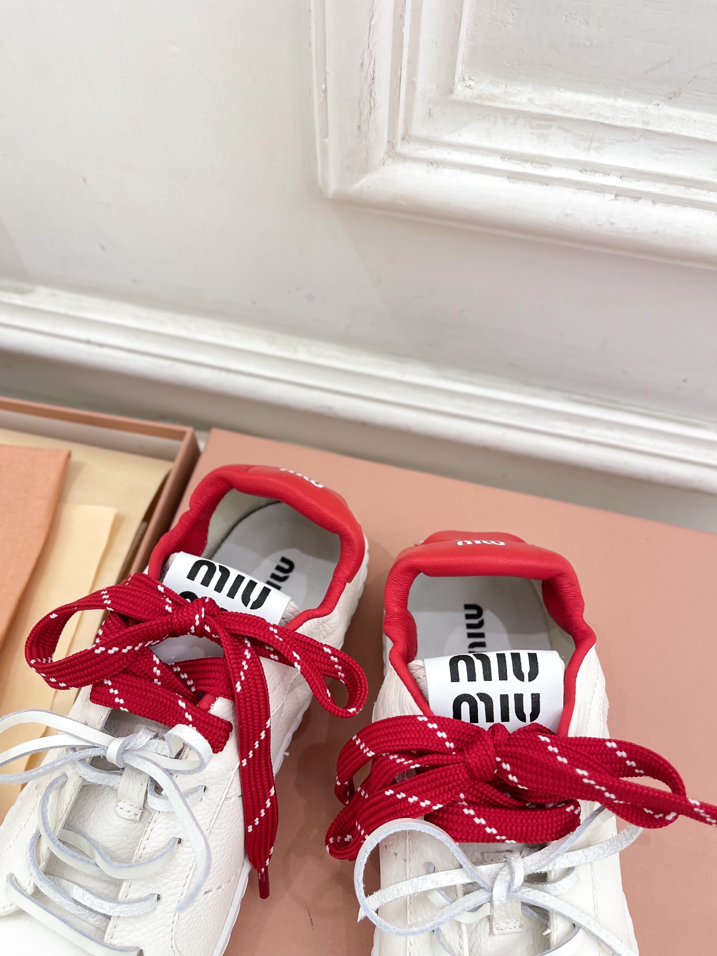 Miu Miu | 缪缪 25𝐬𝐬🖤2025秋冬新品 专柜主打最新走秀款 系带拼色小白鞋 休闲鞋火爆上新