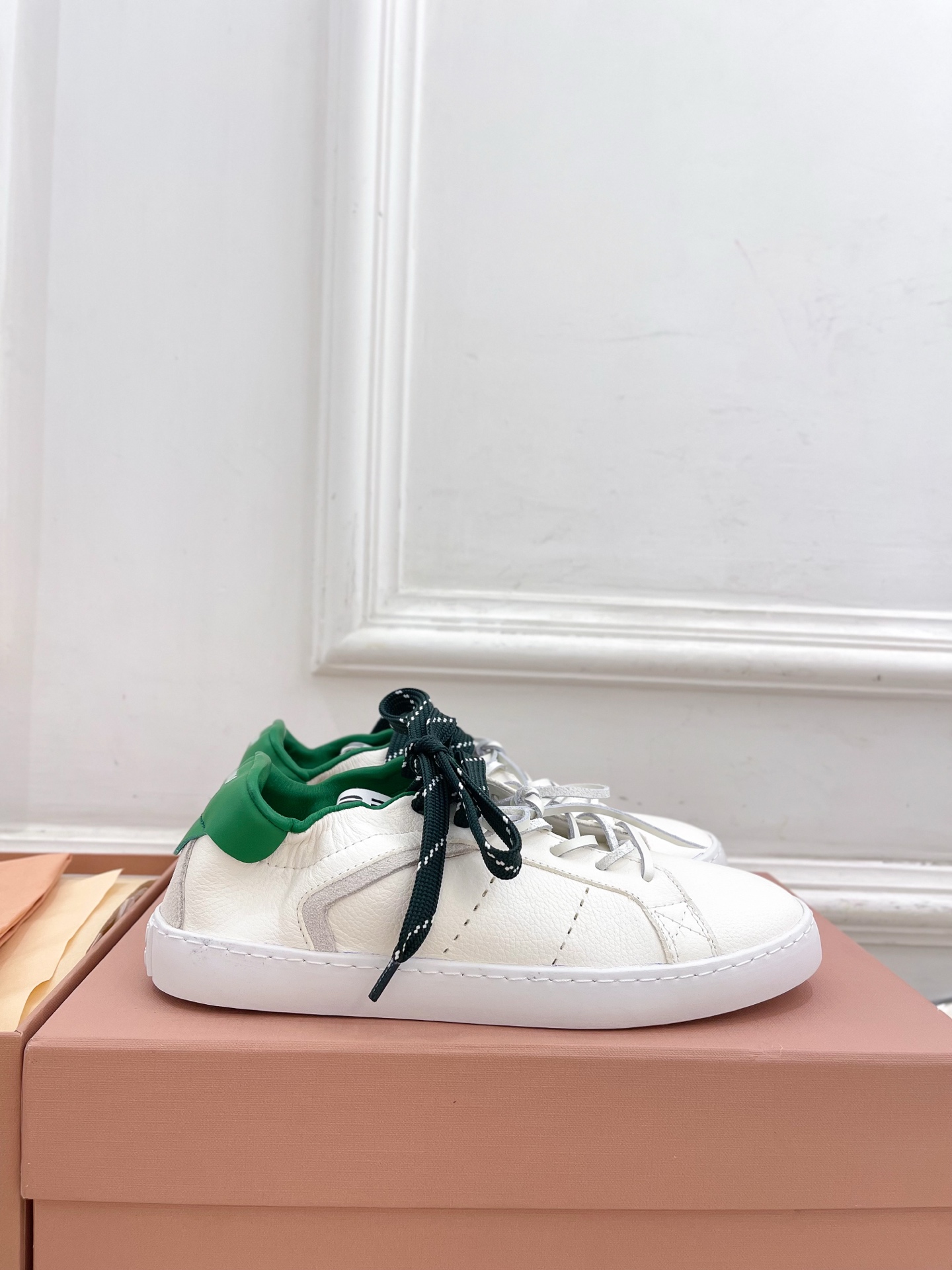 Miu Miu | 缪缪 25𝐬𝐬🖤2025秋冬新品 专柜主打最新走秀款 系带拼色小白鞋 休闲鞋火爆上新