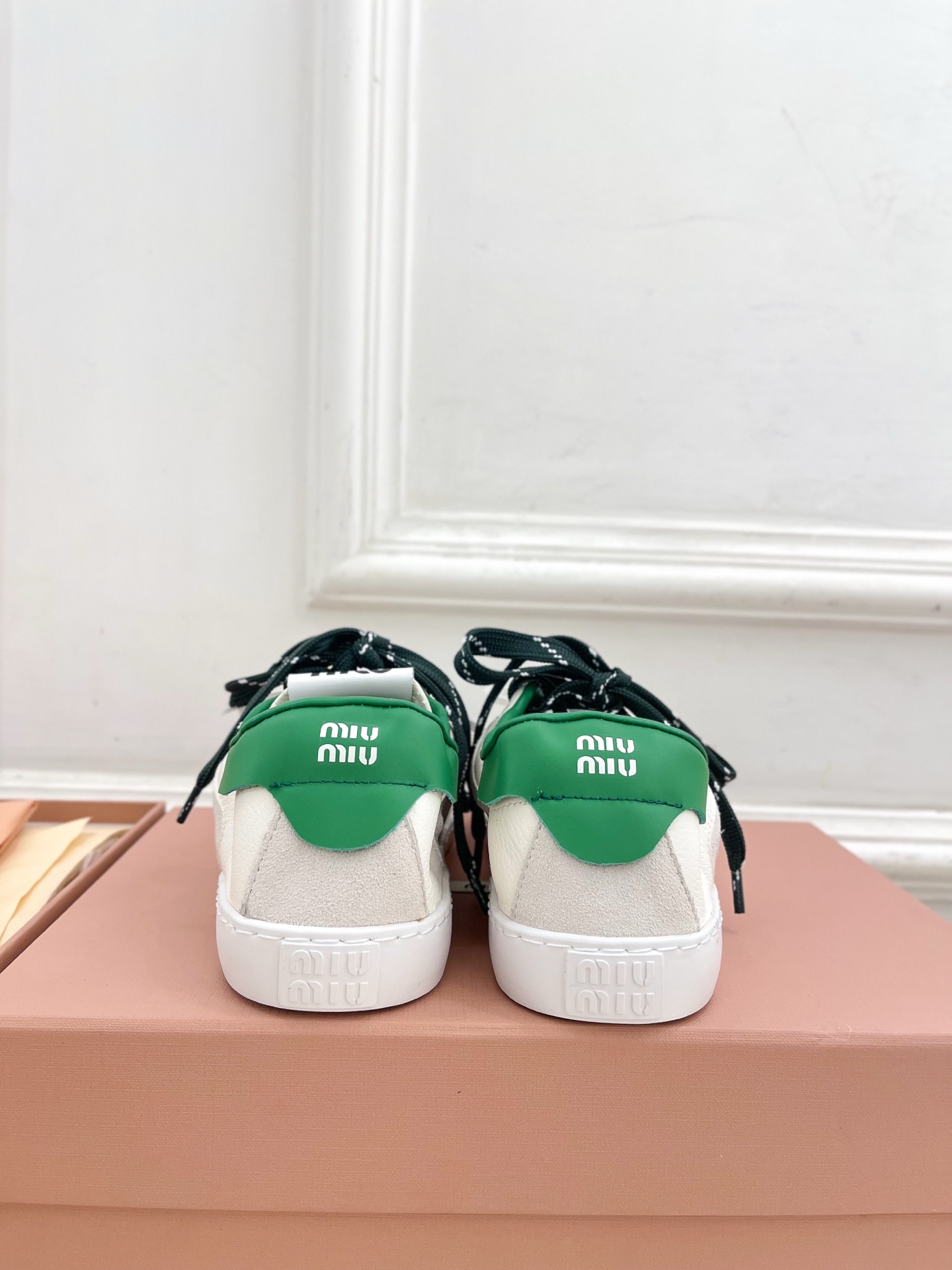 Miu Miu | 缪缪 25𝐬𝐬🖤2025秋冬新品 专柜主打最新走秀款 系带拼色小白鞋 休闲鞋火爆上新