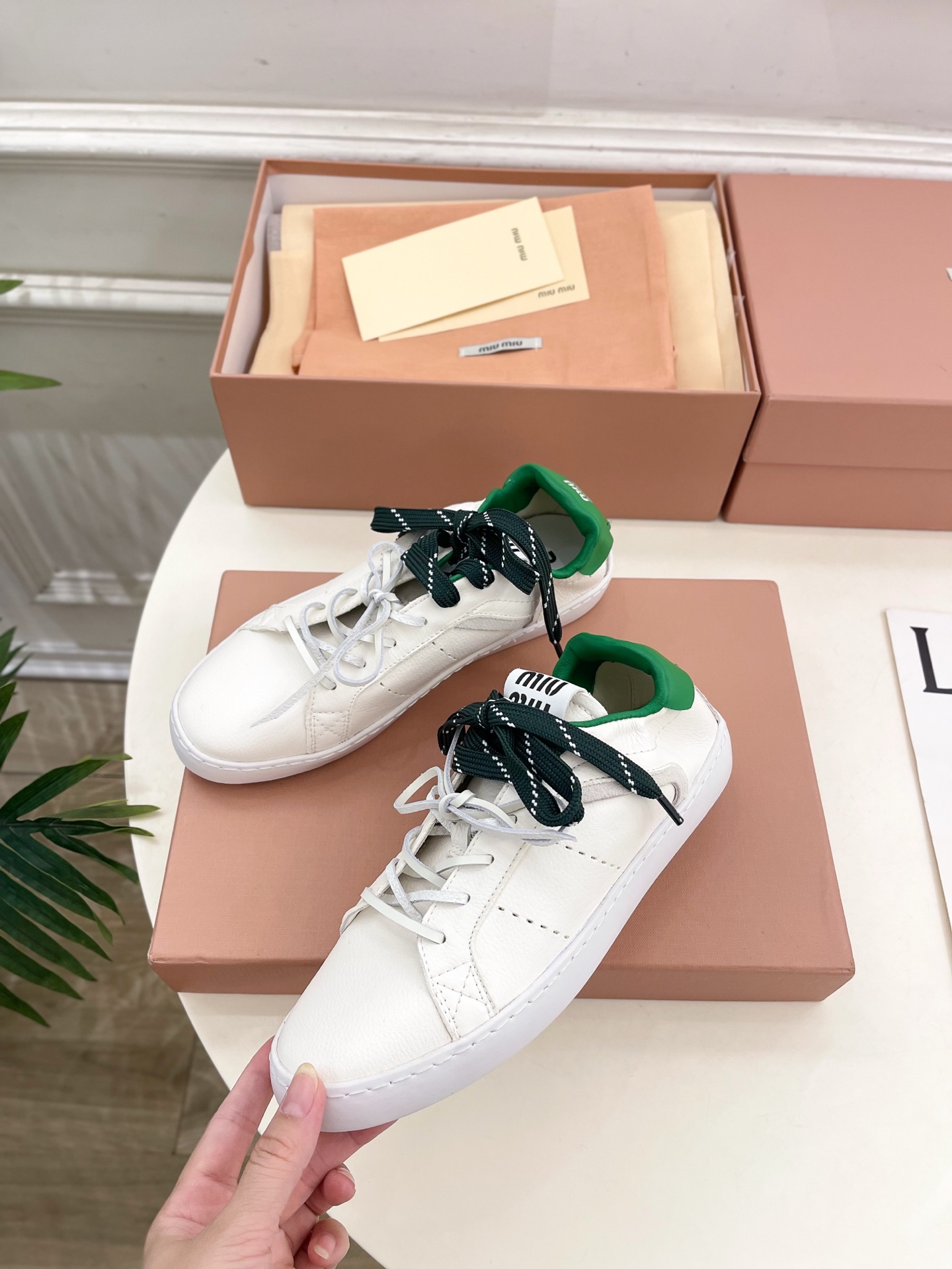 Miu Miu | 缪缪 25𝐬𝐬🖤2025秋冬新品 专柜主打最新走秀款 系带拼色小白鞋 休闲鞋火爆上新