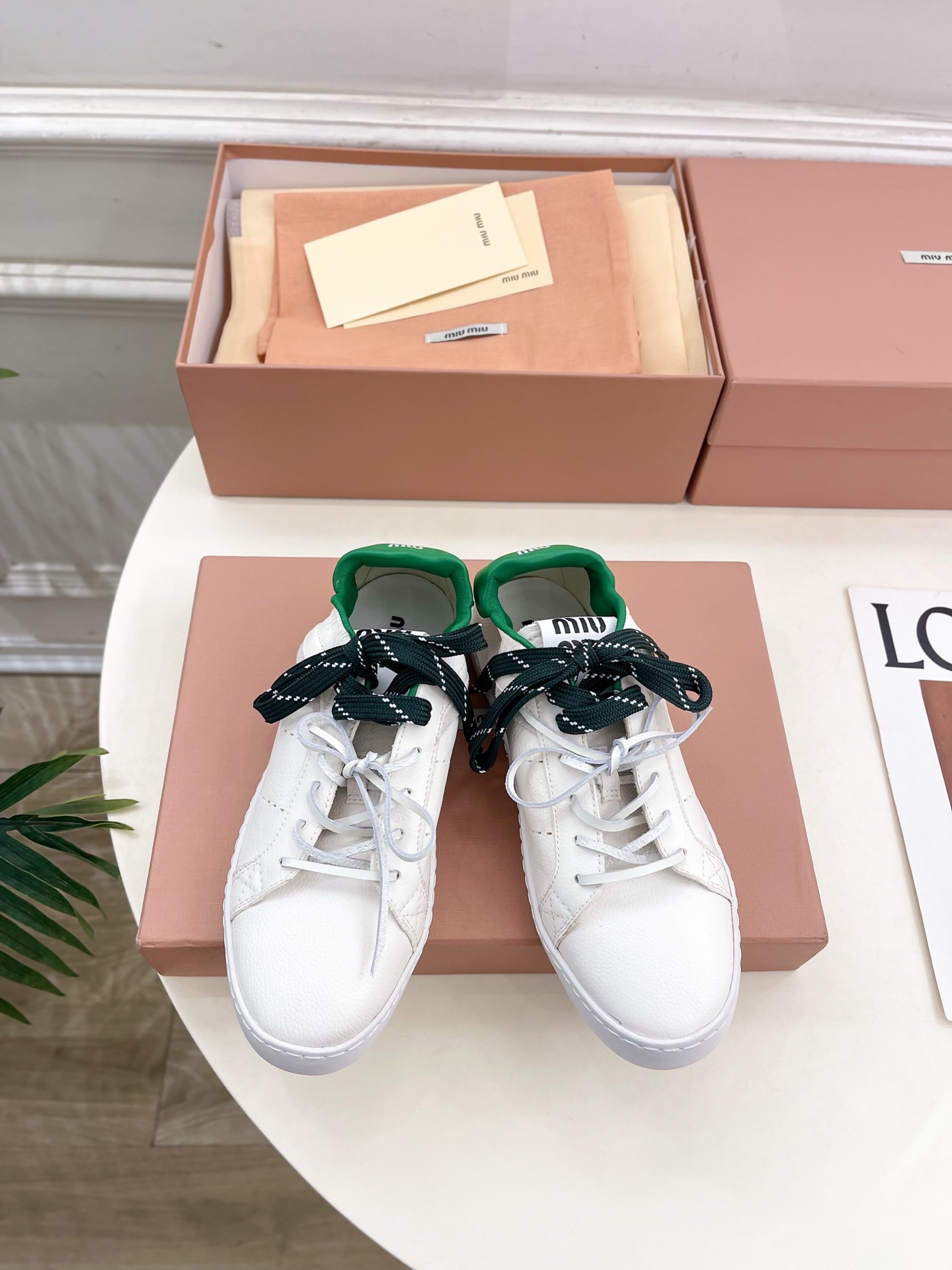 Miu Miu | 缪缪 25𝐬𝐬🖤2025秋冬新品 专柜主打最新走秀款 系带拼色小白鞋 休闲鞋火爆上新