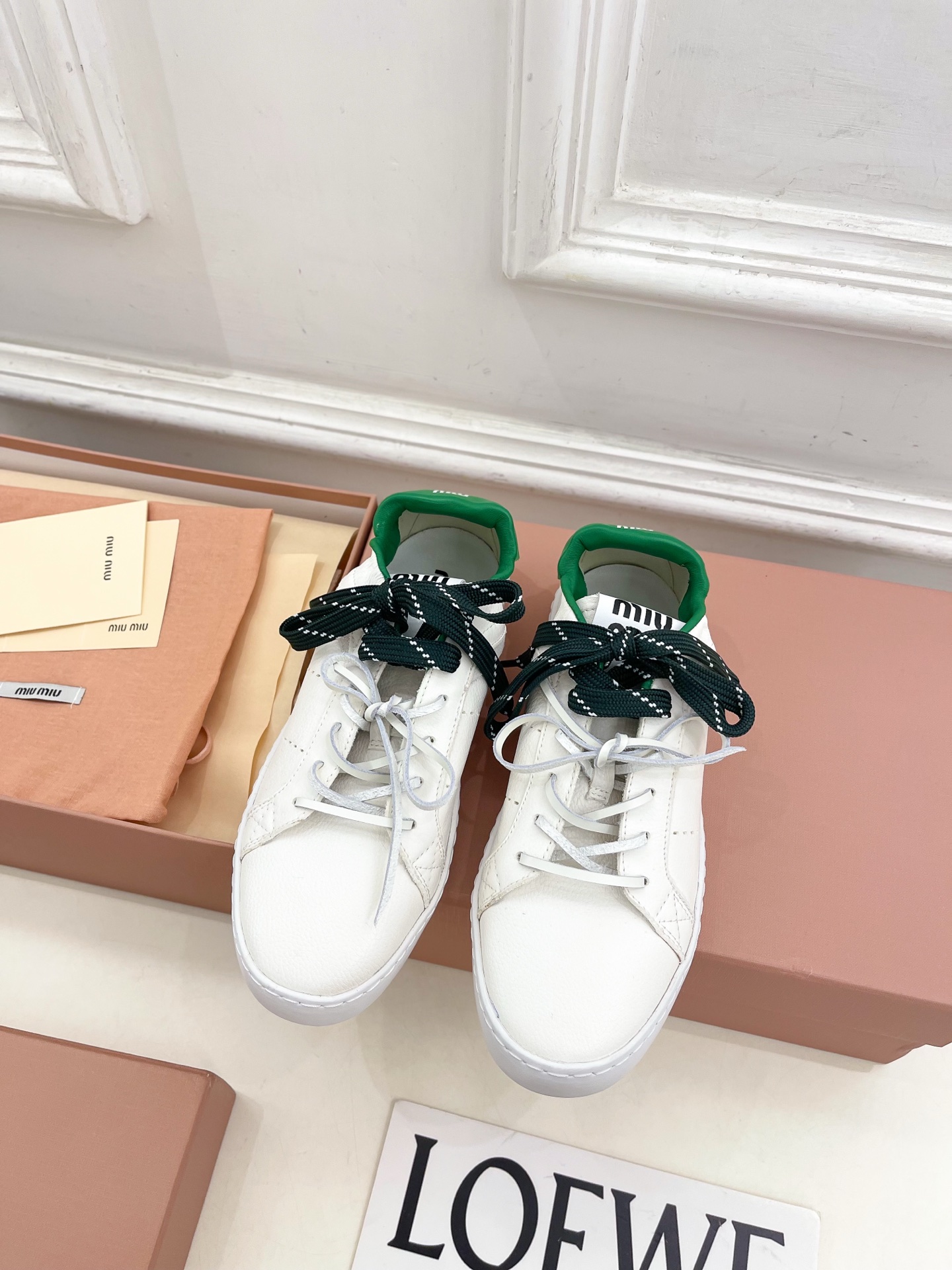 Miu Miu | 缪缪 25𝐬𝐬🖤2025秋冬新品 专柜主打最新走秀款 系带拼色小白鞋 休闲鞋火爆上新