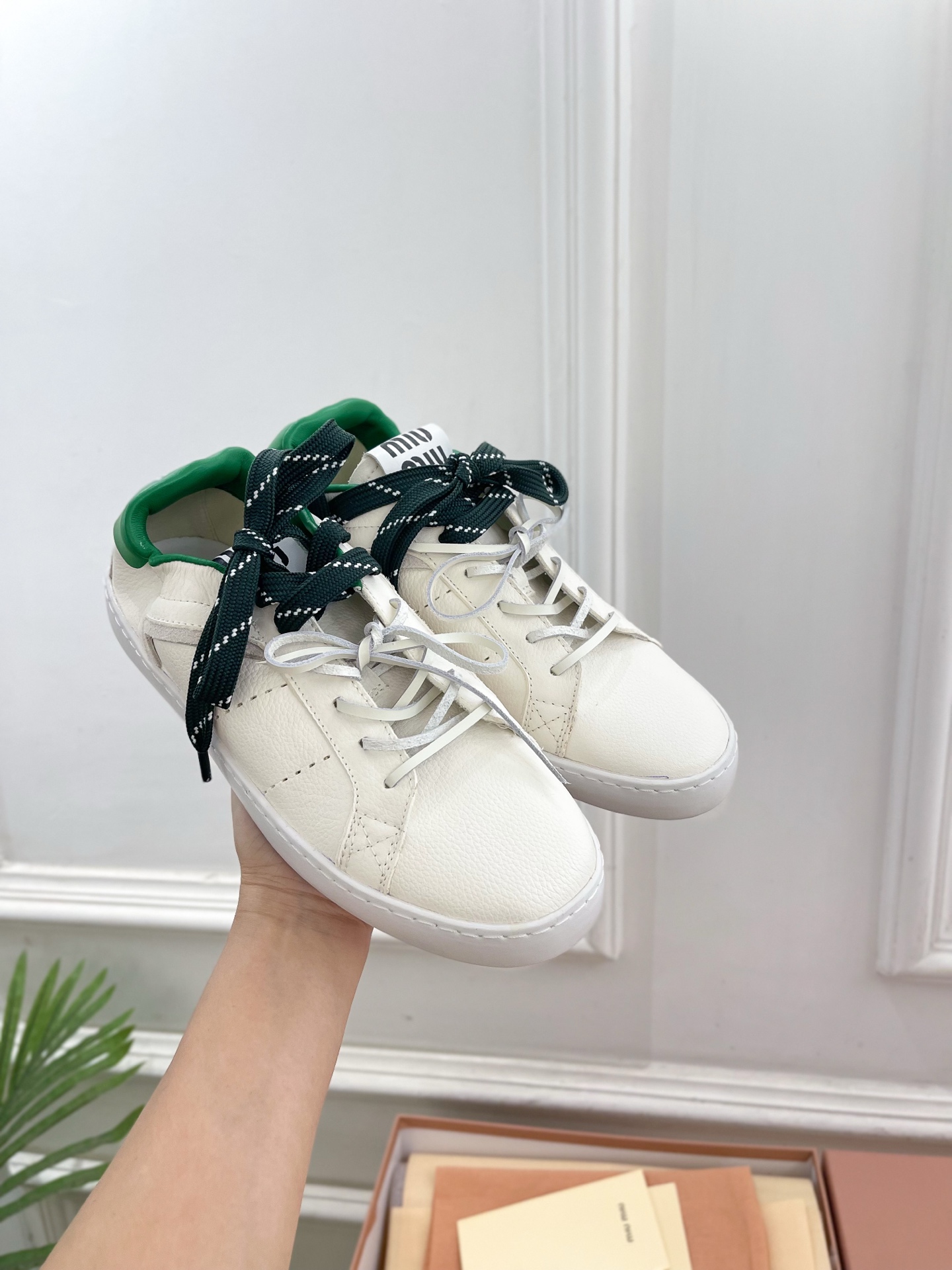 Miu Miu | 缪缪 25𝐬𝐬🖤2025秋冬新品 专柜主打最新走秀款 系带拼色小白鞋 休闲鞋火爆上新
