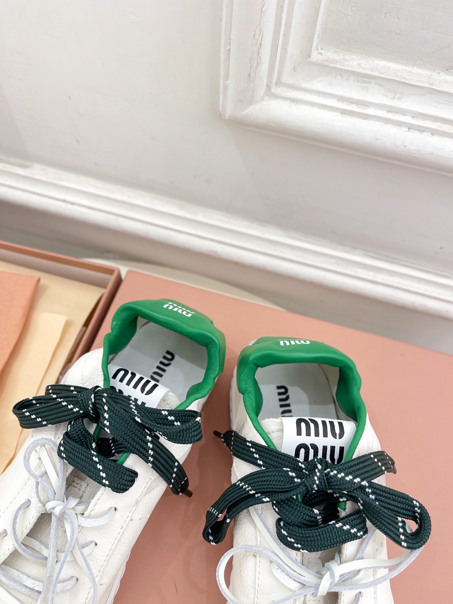 Miu Miu | 缪缪 25𝐬𝐬🖤2025秋冬新品 专柜主打最新走秀款 系带拼色小白鞋 休闲鞋火爆上新