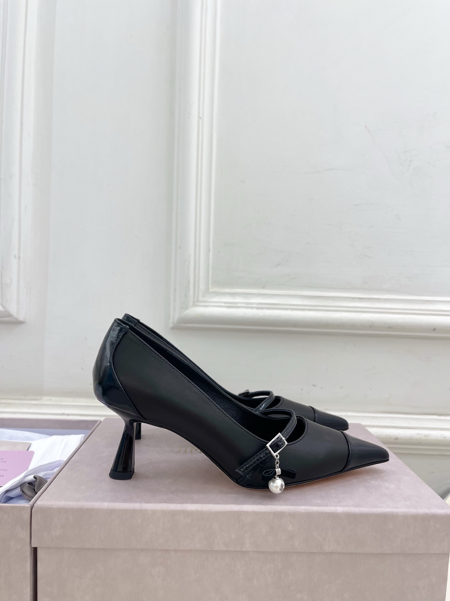 JimmyChoo✨吉米周 25ss ——— 2025BS春夏新品 专柜最新AREN PUM珍珠吊饰尖头