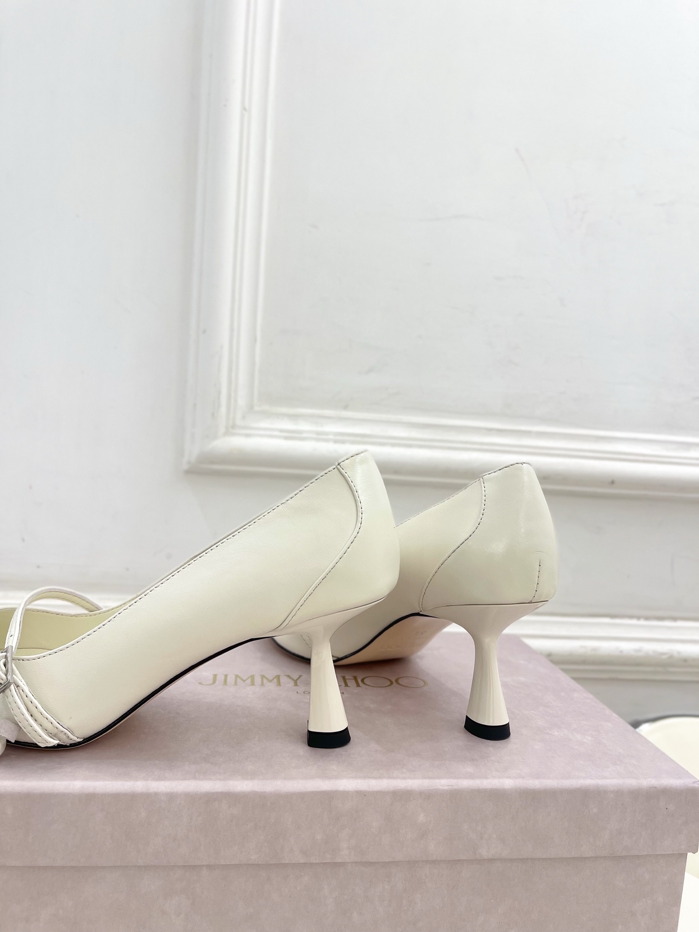 JimmyChoo✨吉米周 25ss ——— 2025BS春夏新品 专柜最新AREN PUM珍珠吊饰尖头