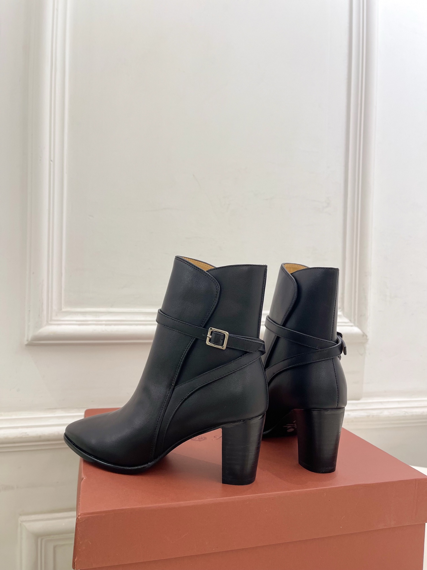 Loro Piana 乐悠翩雅 代购级别⚠️2025秋冬新品 复古简约扣带短靴—————————LP是意