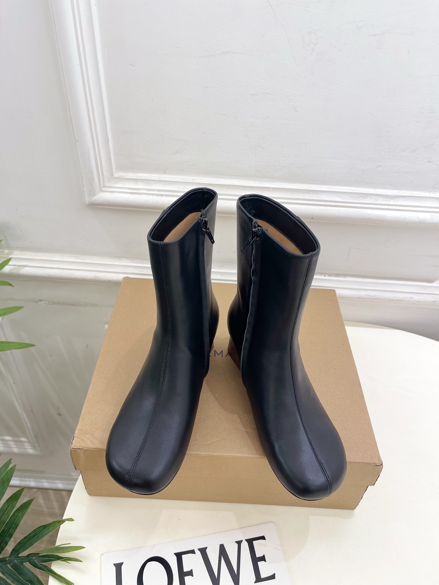 LEMAIRE 2025秋冬新品 经典复古侧拉链粗跟短靴—————————作为这两年最受欢迎的设计师牌,