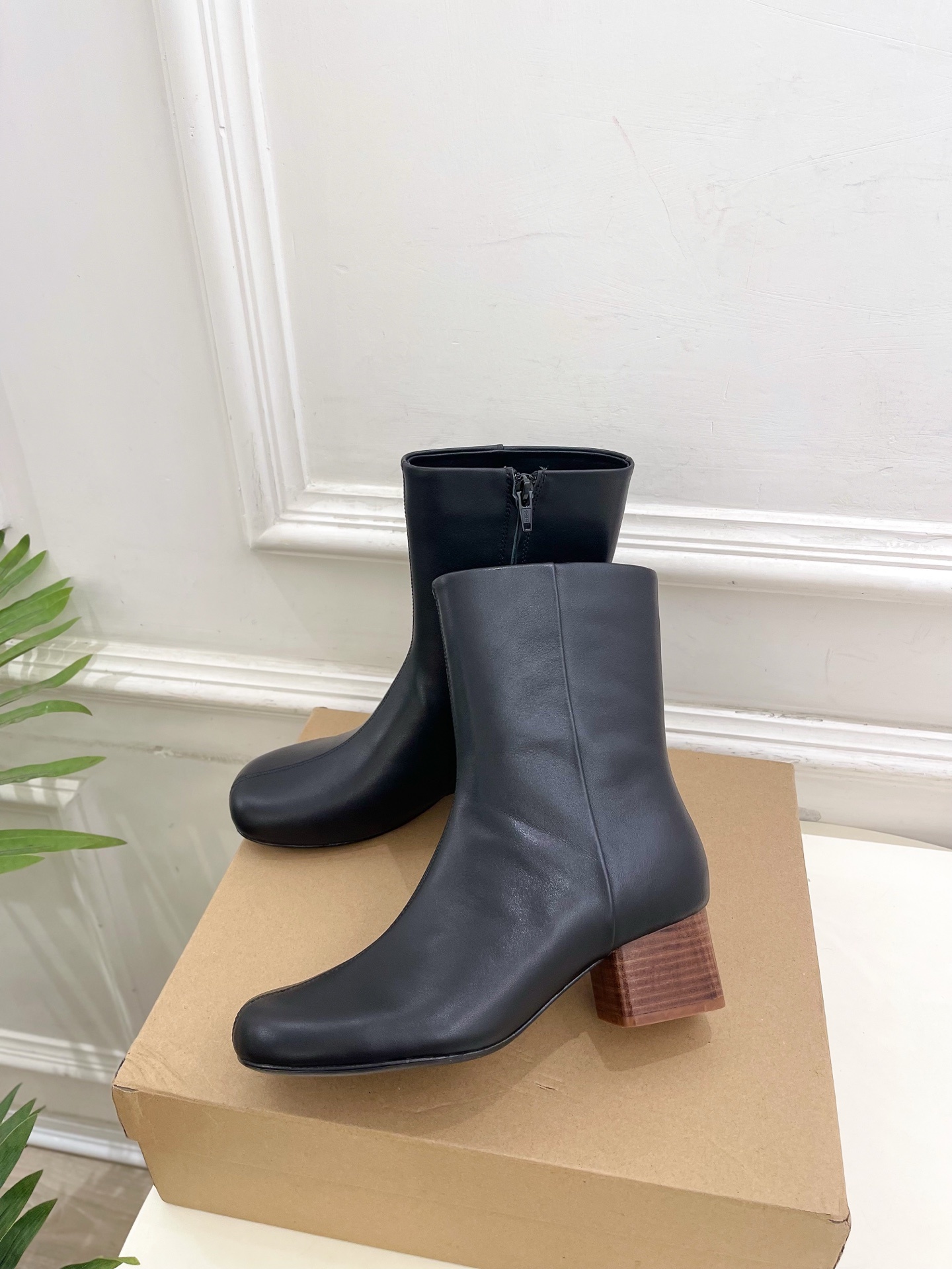 LEMAIRE 2025秋冬新品 经典复古侧拉链粗跟短靴—————————作为这两年最受欢迎的设计师牌,