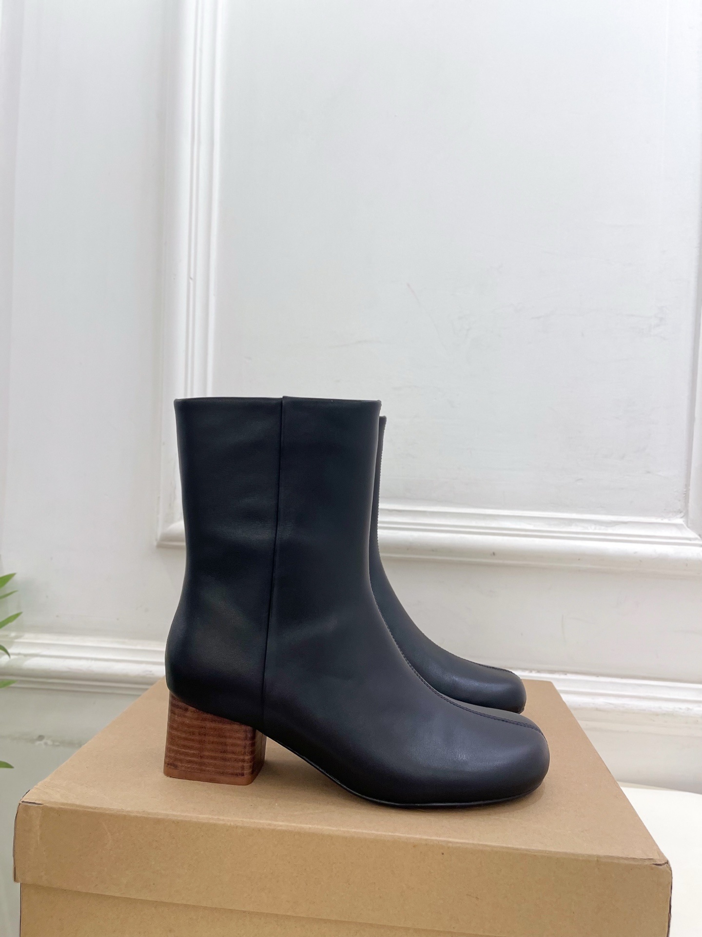 LEMAIRE 2025秋冬新品 经典复古侧拉链粗跟短靴—————————作为这两年最受欢迎的设计师牌,