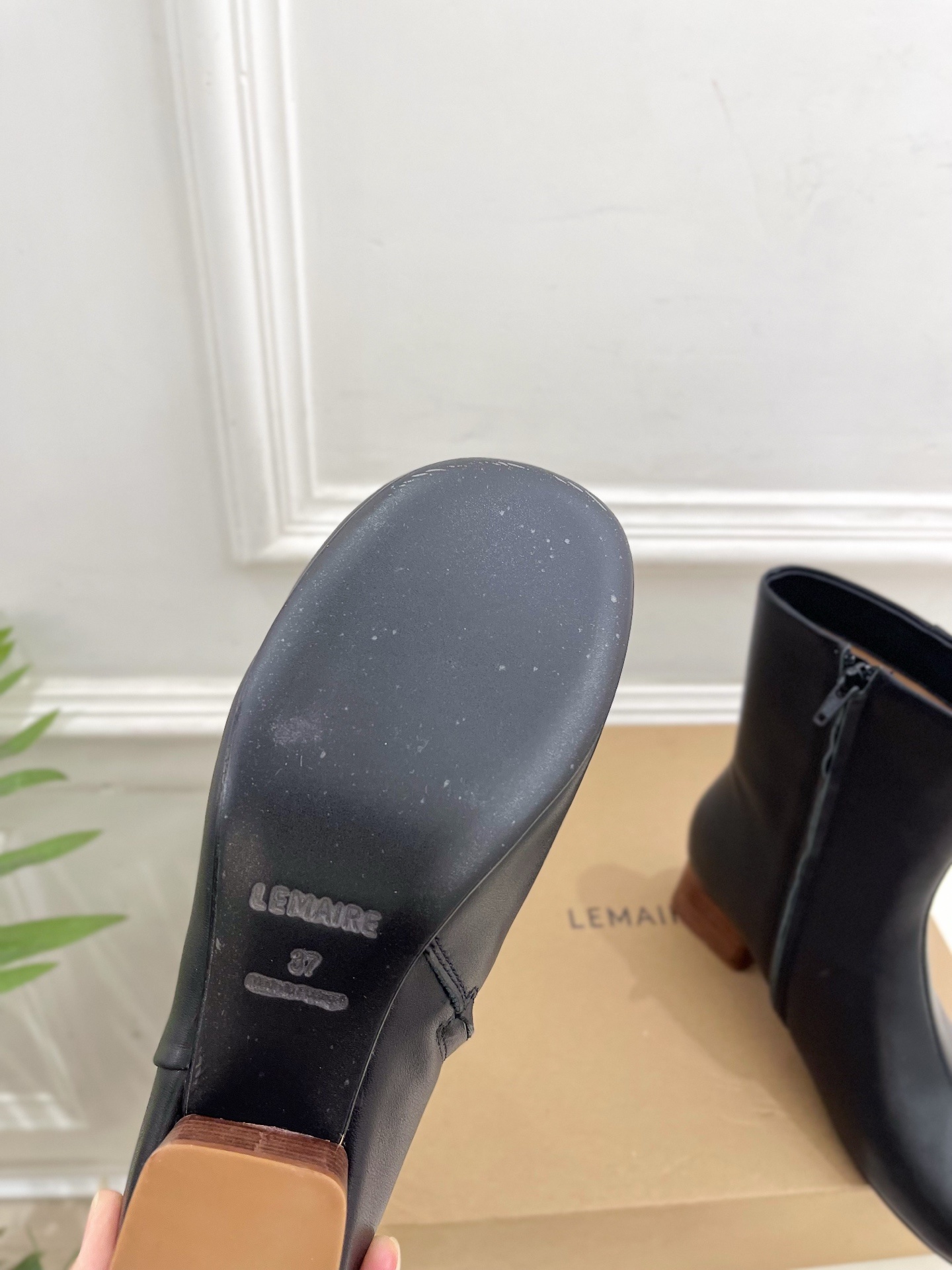 LEMAIRE 2025秋冬新品 经典复古侧拉链粗跟短靴—————————作为这两年最受欢迎的设计师牌,