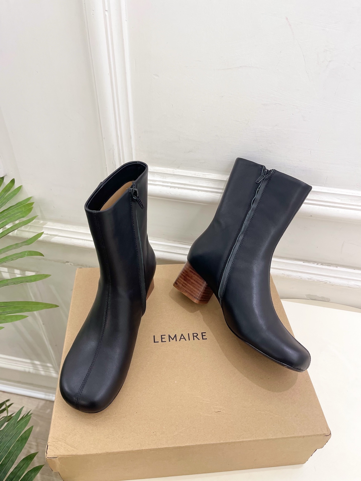LEMAIRE 2025秋冬新品 经典复古侧拉链粗跟短靴—————————作为这两年最受欢迎的设计师牌,