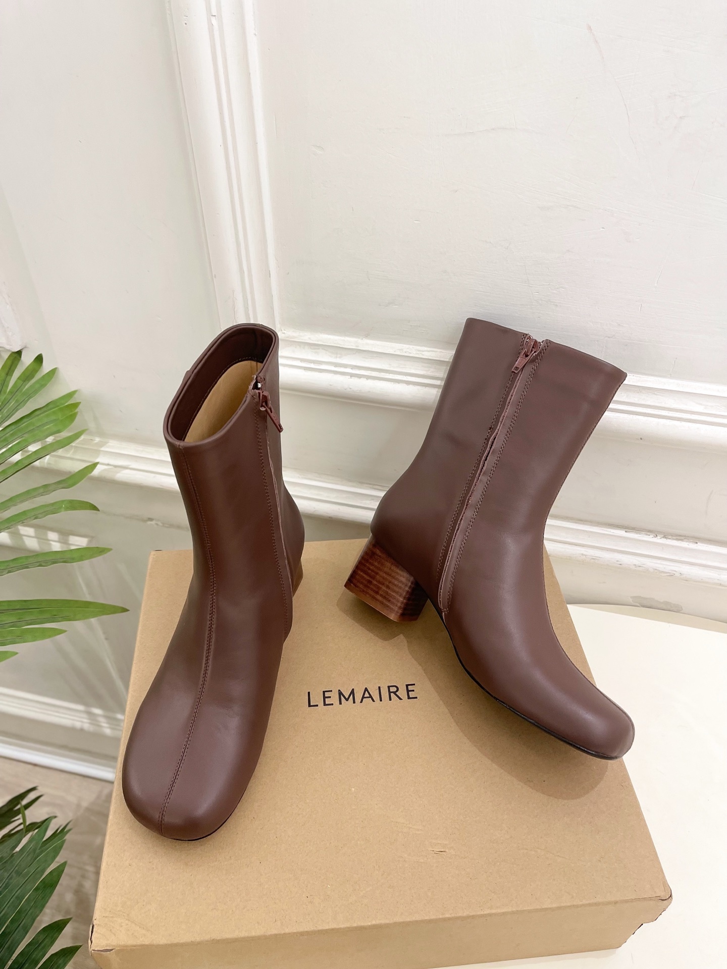 LEMAIRE 2025秋冬新品 经典复古侧拉链粗跟短靴—————————作为这两年最受欢迎的设计师牌,