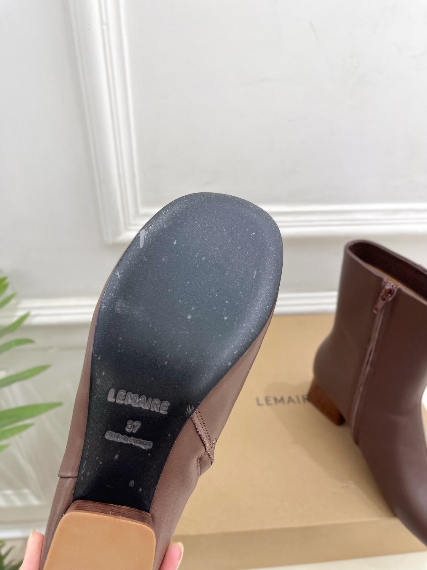 LEMAIRE 2025秋冬新品 经典复古侧拉链粗跟短靴—————————作为这两年最受欢迎的设计师牌,