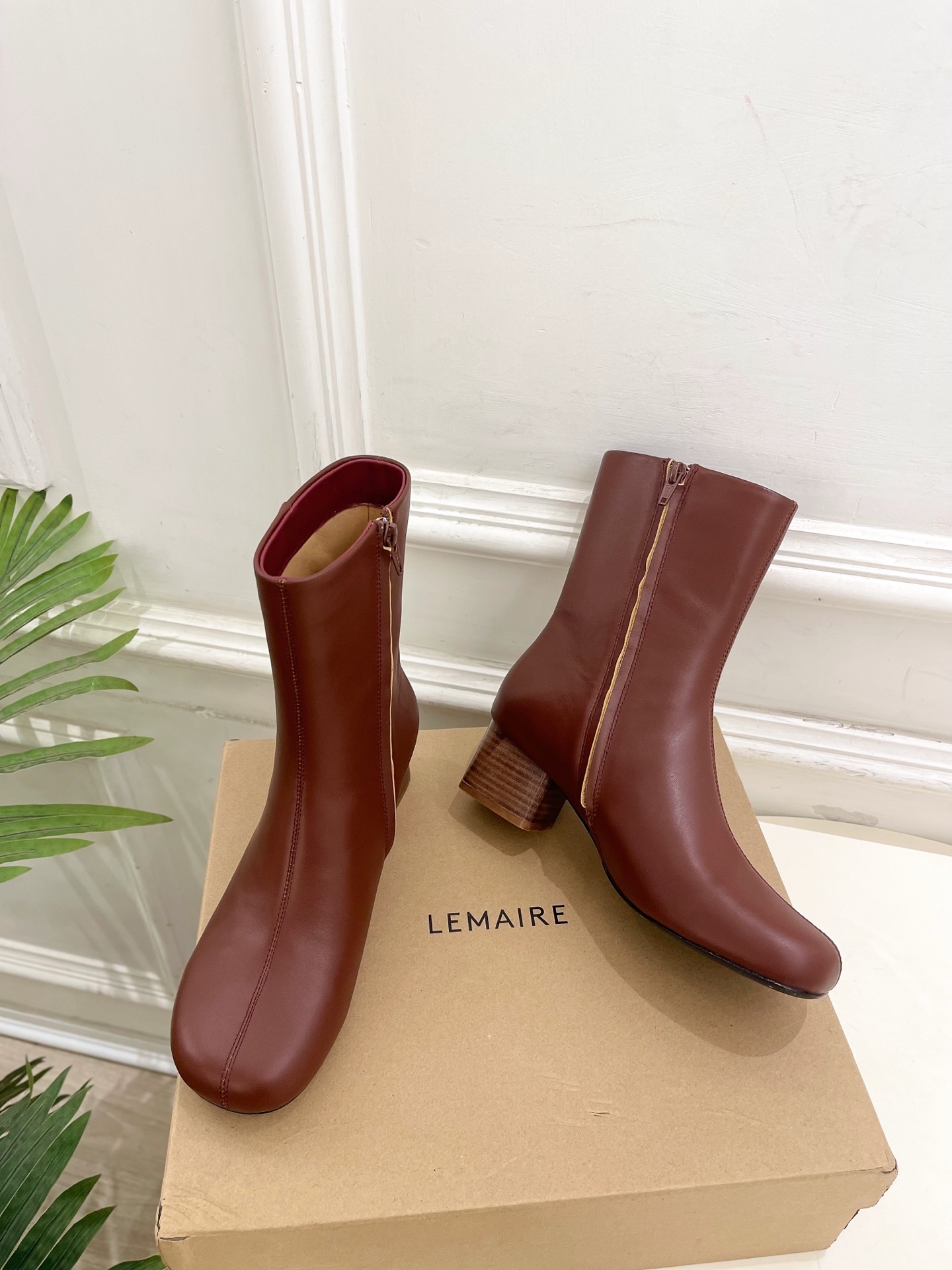 LEMAIRE 2025秋冬新品 经典复古侧拉链粗跟短靴—————————作为这两年最受欢迎的设计师牌,